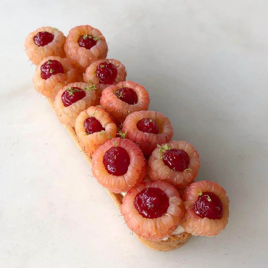 DOMINIQUE ANSEL BAKERYさんのインスタグラム写真 - (DOMINIQUE ANSEL BAKERYInstagram)「Next up for Summer Marché: Rosé Raspberry Tart, with pink ombré-hued raspberries from California with a fruity floral flavor, individually filled with homemade raspberry jam, and basil ganache beneath. #SummerMarche in Soho July 22-28.」7月21日 7時33分 - dominiqueansel