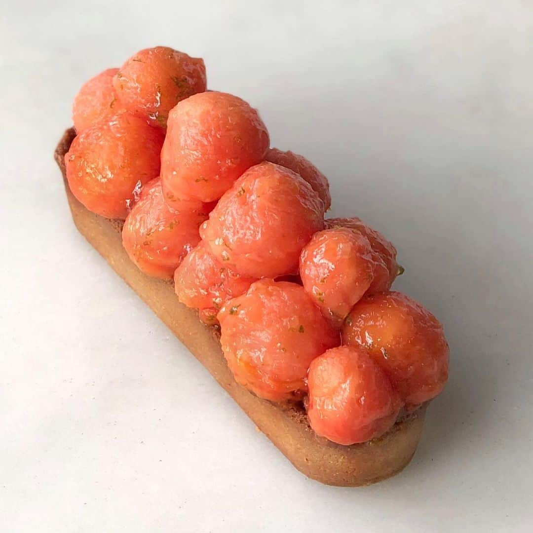 DOMINIQUE ANSEL BAKERYさんのインスタグラム写真 - (DOMINIQUE ANSEL BAKERYInstagram)「Maradol Papaya Lime Tart, with beautiful bright orange Maradol papayas (a variety that has a fragrant ripe melon flavor and soft tender texture), fresh lime ganache, and homemade lime jam. #SummerMarche July 22-28 in Soho.」7月21日 7時28分 - dominiqueansel