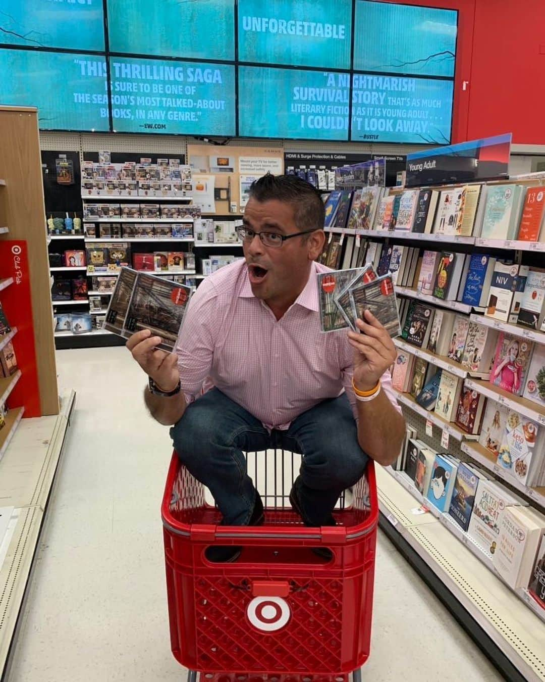 サブリナ・カーペンターさんのインスタグラム写真 - (サブリナ・カーペンターInstagram)「sorry target I’m a bad influence.. go get ur physical copy of #SingularAct2 only at target♥️climb in a shopping cart and sing over the loudspeaker while ur there too.」7月21日 7時38分 - sabrinacarpenter