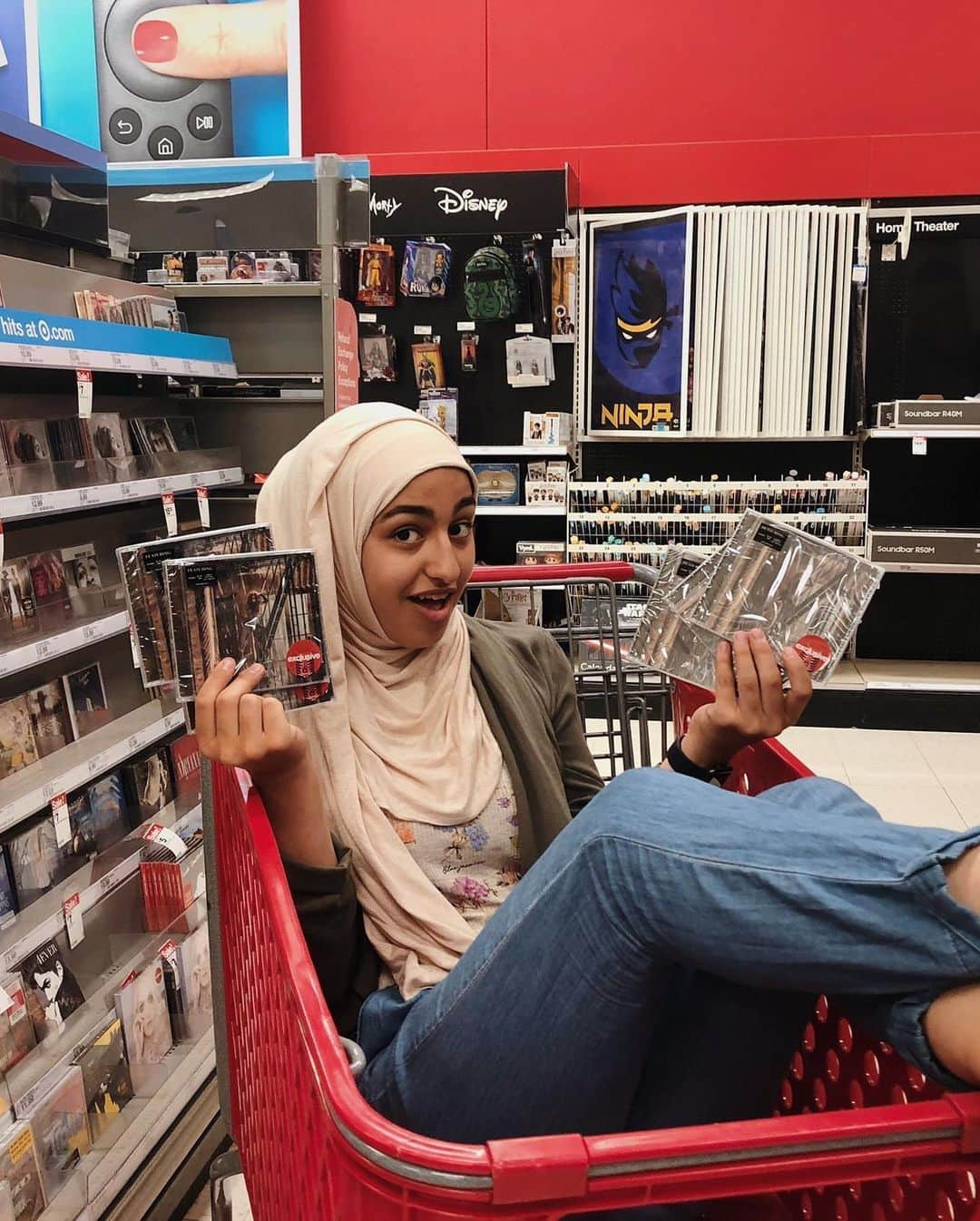 サブリナ・カーペンターさんのインスタグラム写真 - (サブリナ・カーペンターInstagram)「sorry target I’m a bad influence.. go get ur physical copy of #SingularAct2 only at target♥️climb in a shopping cart and sing over the loudspeaker while ur there too.」7月21日 7時38分 - sabrinacarpenter