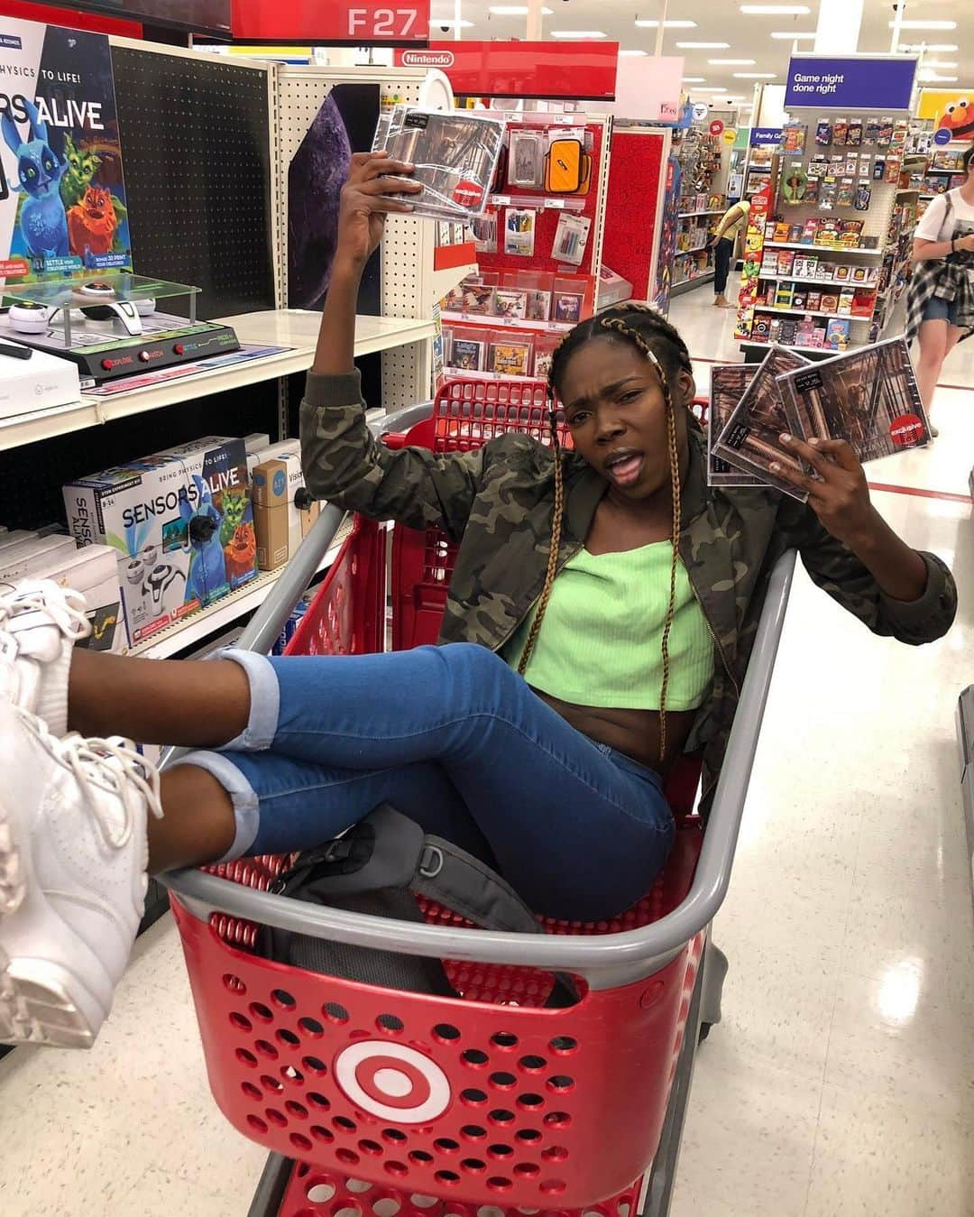 サブリナ・カーペンターさんのインスタグラム写真 - (サブリナ・カーペンターInstagram)「sorry target I’m a bad influence.. go get ur physical copy of #SingularAct2 only at target♥️climb in a shopping cart and sing over the loudspeaker while ur there too.」7月21日 7時38分 - sabrinacarpenter