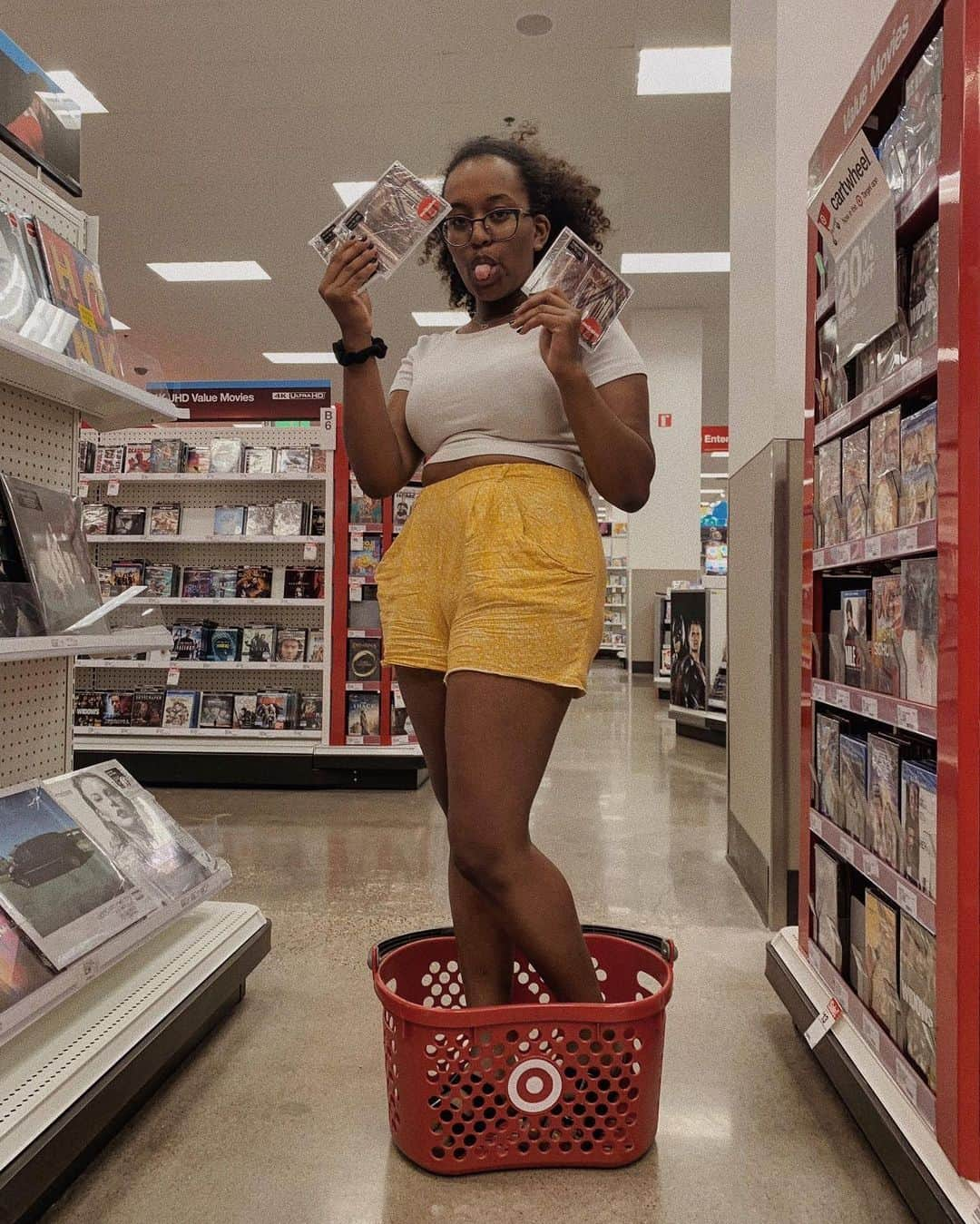 サブリナ・カーペンターさんのインスタグラム写真 - (サブリナ・カーペンターInstagram)「sorry target I’m a bad influence.. go get ur physical copy of #SingularAct2 only at target♥️climb in a shopping cart and sing over the loudspeaker while ur there too.」7月21日 7時38分 - sabrinacarpenter