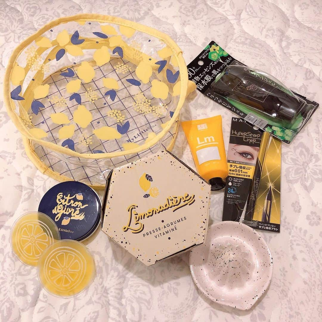 藤江れいなさんのインスタグラム写真 - (藤江れいなInstagram)「毎月届く( @my_little_box_japan )のサプライズボックス😊🎁💞 開けるだけでもワクワクだし、レモン柄のジェルアイパッドとか日焼け止めとか、これから沢山活躍してくれるアイテムもいっぱいで嬉しいよね🌟 これから沢山使うんだー💞 早くレモネードも飲みたいっ #mylittlebox #サプライズボックス」7月20日 22時49分 - 01nyan0201