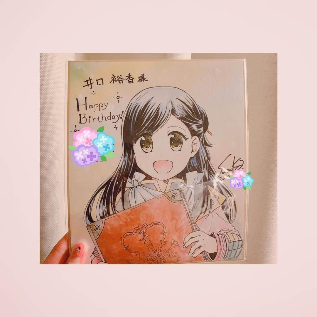 井口裕香さんのインスタグラム写真 - (井口裕香Instagram)「📙💕 先日、TVアニメ「本好きの下剋上〜司書になるためには手段を選んでいられません〜」収録終わりに、父さん（ギュンター）役の小山剛志さん、幼馴染みルッツ役の田村睦心ちゃんとご飯に行きました〜🍚 誕生日が近かったこともあり、小山さんが奢ってくださいました！！！✨ わあい！！いやっふぅー！！ありがとう、父さん！！！！ そして先日は、漫画第1部第2部を担当されている鈴華先生が現場に来て下さいまして、こんな！素敵な！色紙を！くださいました！！！！！ 感！涙！｡ﾟ(ﾟ´ω`ﾟ)ﾟ｡で！す！ マインかわいいよ、マイン。 わたしめちゃくちゃマイン好きなんです。演じていて、マイン、わかるわぁーって共感することばかりです。そして学ぶ事もとても多い作品です！マインを演じられていることは、わたしの誇りです！ 原作小説、漫画はもちろんですが、TVアニメも、オーディブルも、ドラマCDも、どうぞよろしくお願い致します🥺📚💕 #本好きの下剋上 #本好きの下剋上_司書になるためには手段を選んでいられません #小山剛志 さん #田村睦心 ちゃん #ねぎし」7月20日 22時42分 - ooo31_iguchiyuka_31ooo