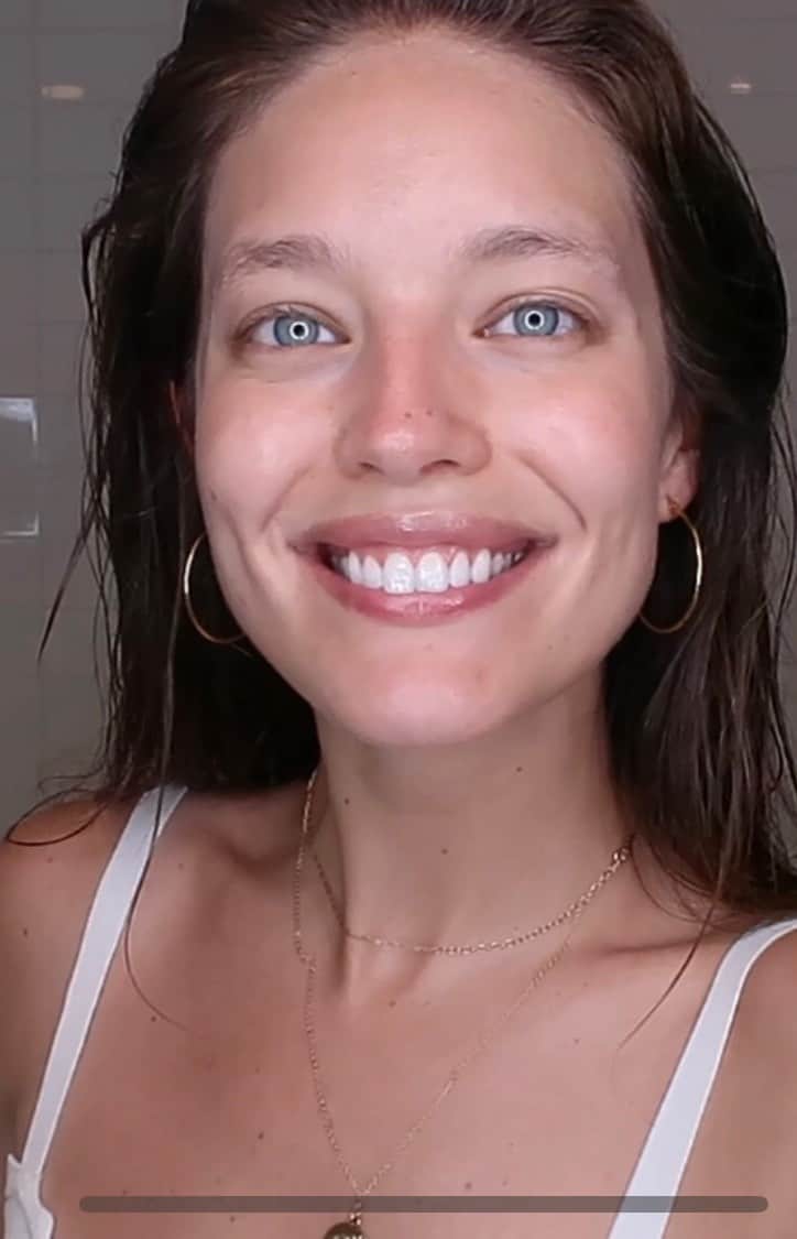 エミリー・DiDonatoのインスタグラム：「Hi guys! Thanks for being here. In this video, I will be showing you the routine I've been sticking to for my skin this summer. It's super easy and has really been working well for me. Enjoy! :) Products below!  Cleanser: https://seph.me/2LxKWK9  Serum: http://bit.ly/32F0Ojq  Face Cream: http://bit.ly/2XUrEFt  Sunscreen: http://bit.ly/2JKd7Ul  Lip mask: http://bit.ly/2StAsfA  Come say hi on my other channels! Emily DiDonato: Instagram: https://www.instagram.com/emilydidonato Twitter: https://twitter.com/emilydidonato1 Facebook: https://www.facebook.com/emilydidonato/ WEBSITE: http://www.emilydidonato.com/blog-1」