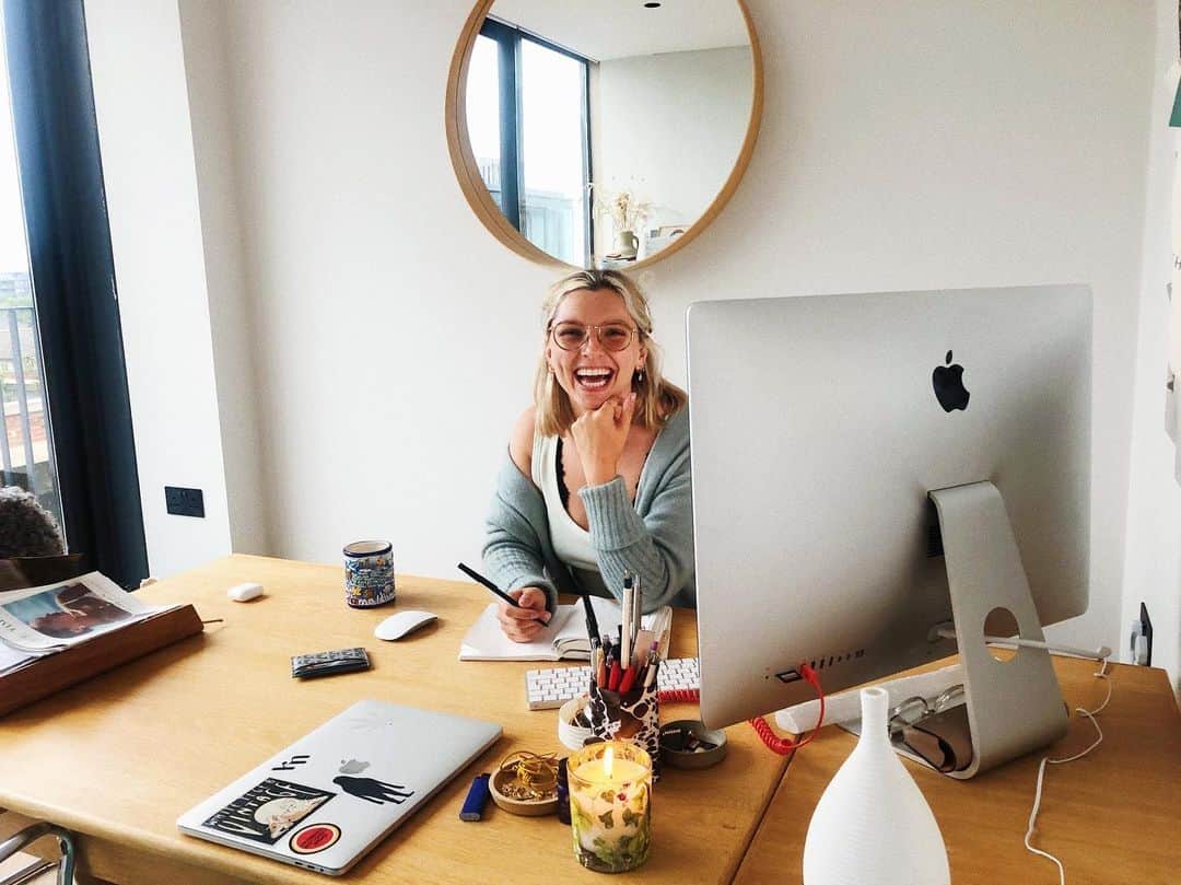 Estée Lalondeのインスタグラム：「I’m this happy because I have an office in my flat now! Feels so good to have a dedicated space for work instead of doing emails in my living room! Great for headspace 👩🏼‍💻💆🏼‍♀️ (just need to tidy up those cables and declutter slightly 😂) #ELrenovates #ELhome」
