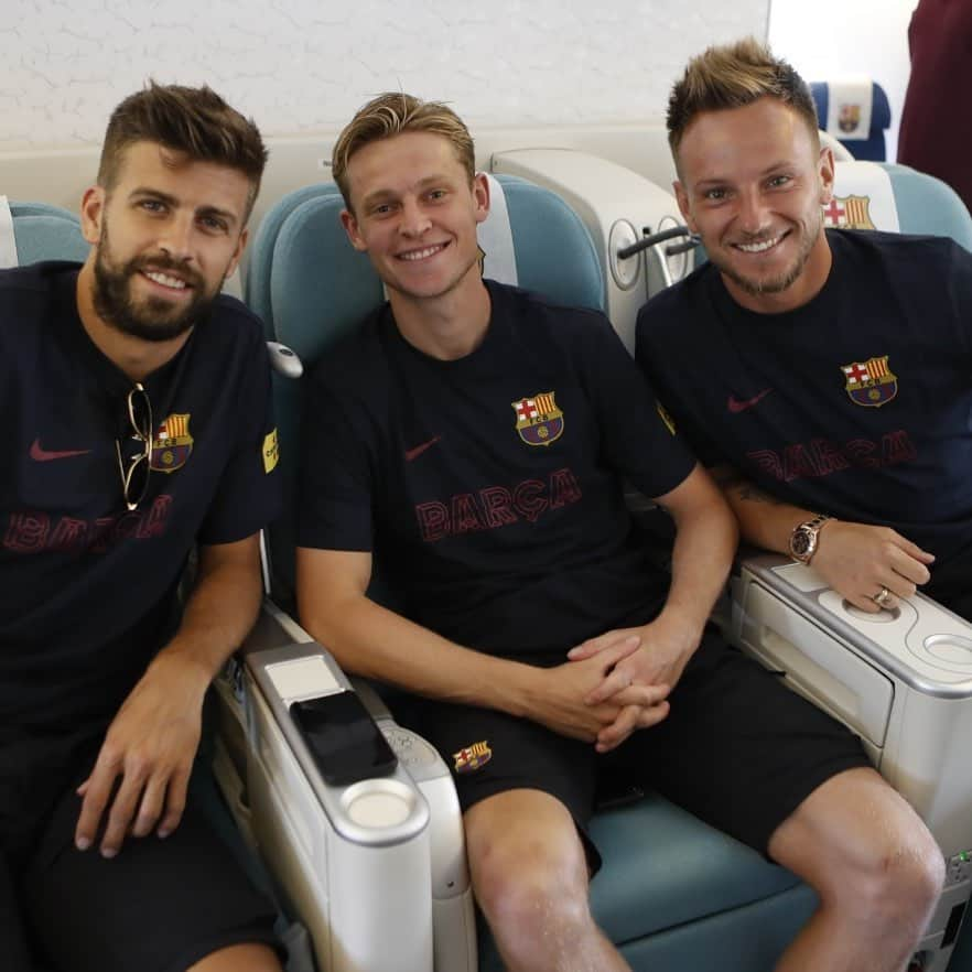 イヴァン・ラキティッチさんのインスタグラム写真 - (イヴァン・ラキティッチInstagram)「🇯🇵 🛫 #tokio #forcabarca @frenkiedejong @3gerardpique」7月20日 22時57分 - ivanrakitic