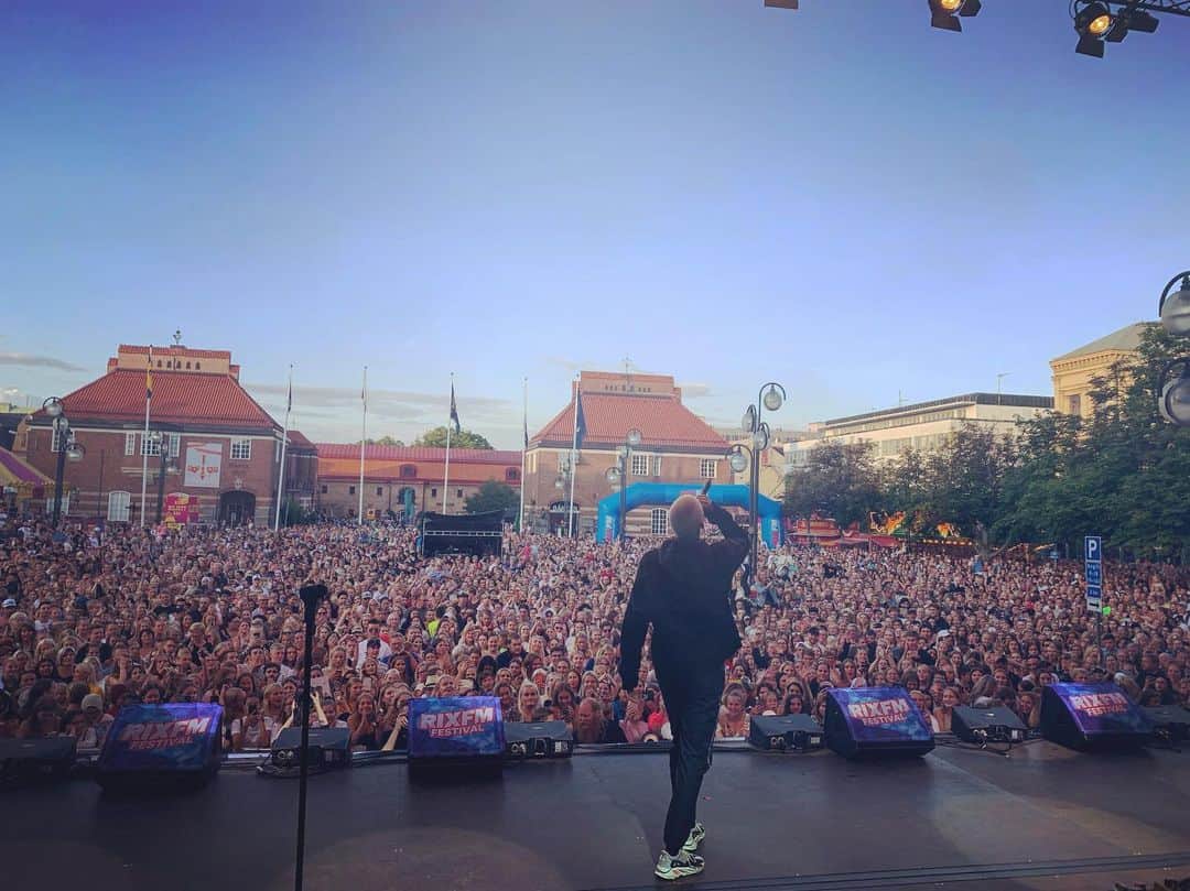 フェリックス・サンドマンのインスタグラム：「SOMMARKRYSSET, GRÖNA LUND IKVÄLL 20:00! MIDDLE OF NOWHERE OCH SOMMAR, KOM! 🧚‍♀️」