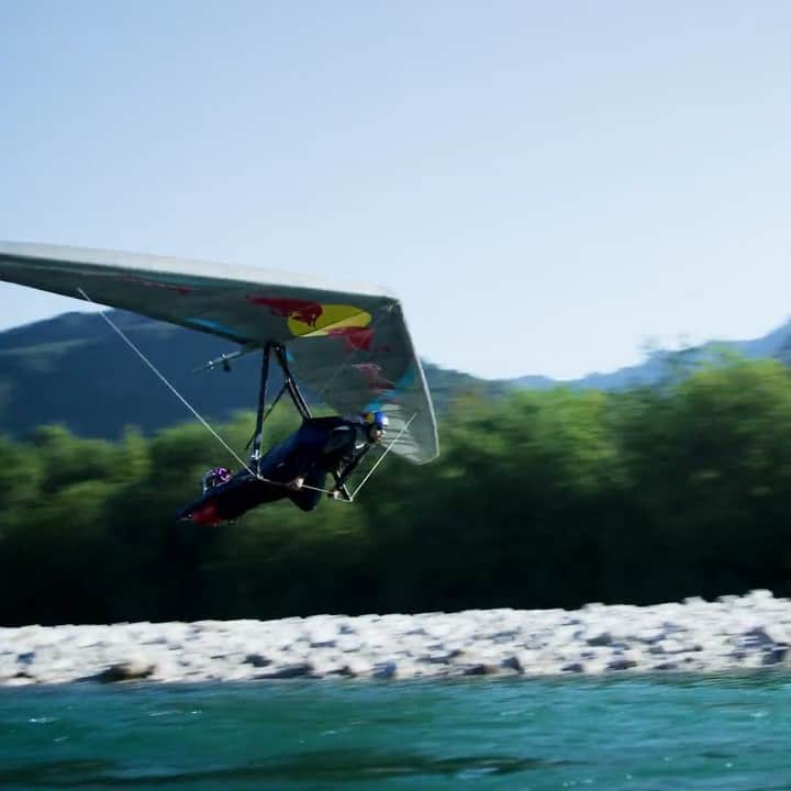 レッドブルのインスタグラム：「what song would fit this scene best? 💬👇 . . . 🚀: @matjazklemencic @redbulladventure #redbull #givesyouwings #adventure #hangglider #jetengine」
