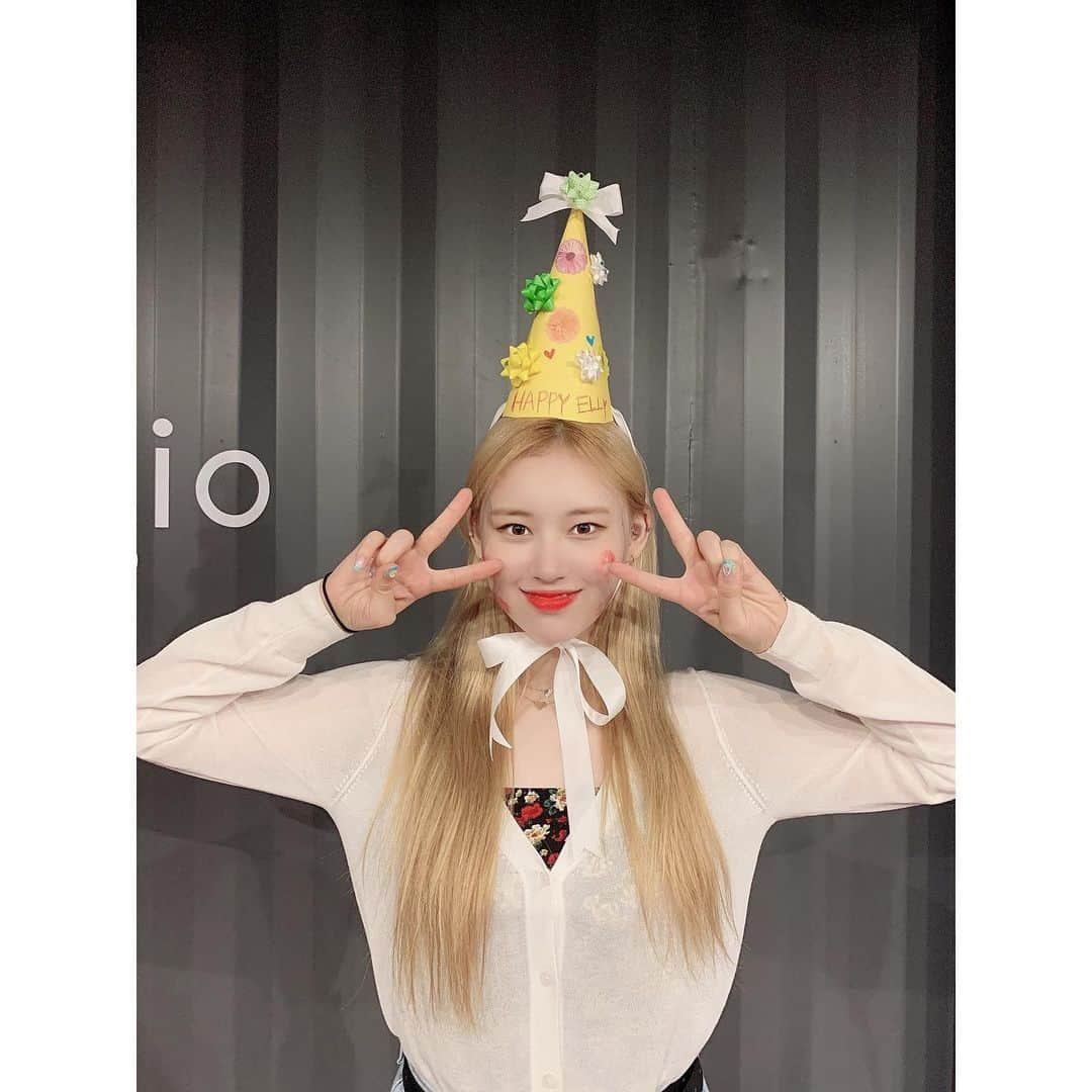 Weki Mekiさんのインスタグラム写真 - (Weki MekiInstagram)「[#윜밐스탭시선] . 엘리 생일 축하핾🎂🎉❤️ 긍정 에너지 넘치는 엘리, 앞으로 더 행복하길 바라요🧡 태어나줘서, 그리고 위키미키의 엘리라서 너무 고마워요💛 . #위키미키 #WekiMeki #엘리 #Elly #햅삐엘리데이 #우리와_함께해줘서_고마워」7月20日 23時00分 - weki_meki