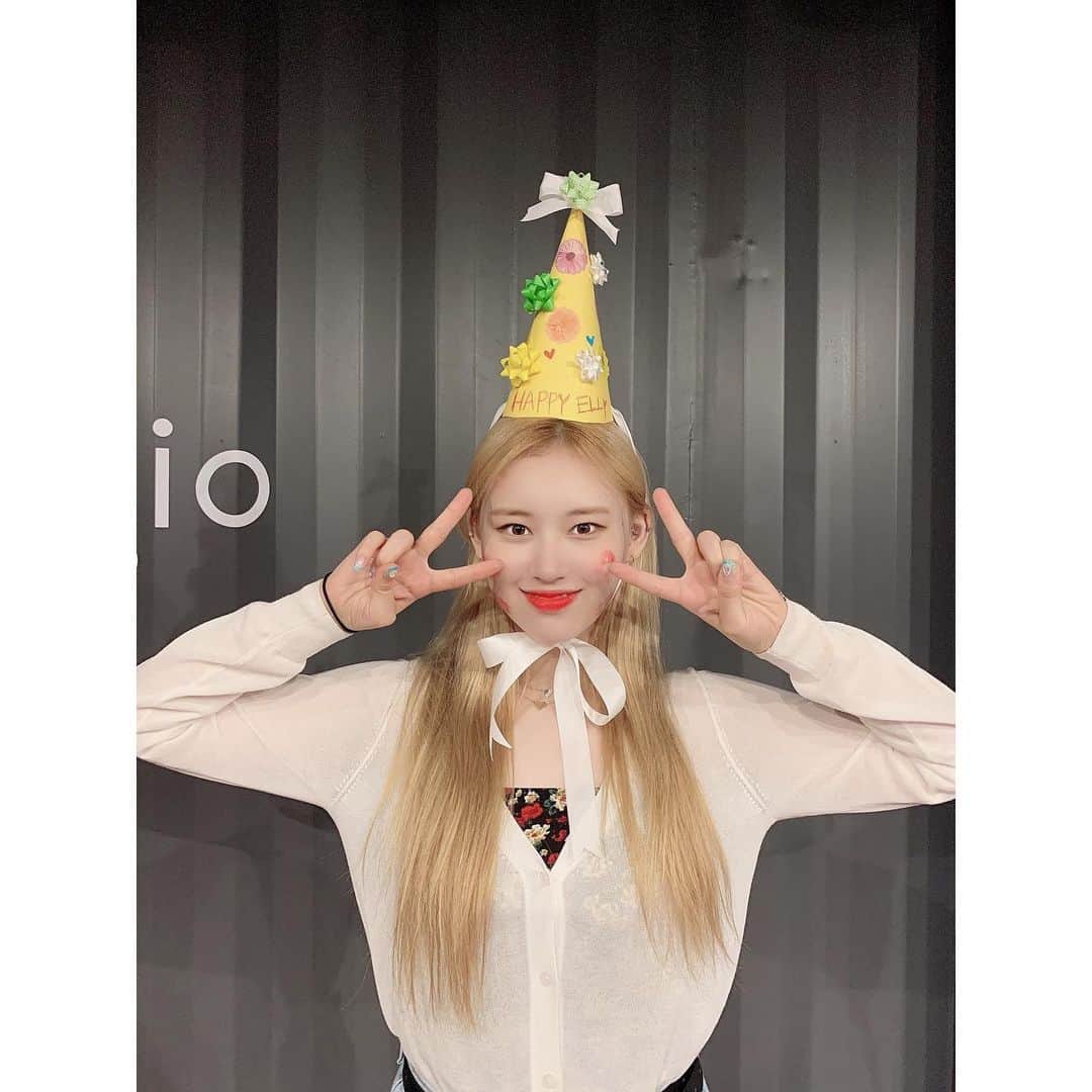 Weki Mekiのインスタグラム：「[#윜밐스탭시선] . 엘리 생일 축하핾🎂🎉❤️ 긍정 에너지 넘치는 엘리, 앞으로 더 행복하길 바라요🧡 태어나줘서, 그리고 위키미키의 엘리라서 너무 고마워요💛 . #위키미키 #WekiMeki #엘리 #Elly #햅삐엘리데이 #우리와_함께해줘서_고마워」