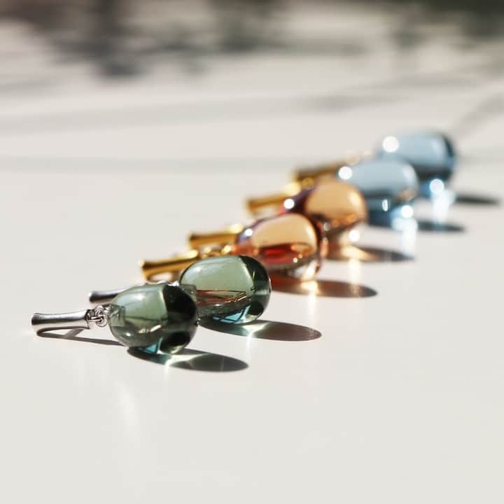 ジュリーサンドラゥさんのインスタグラム写真 - (ジュリーサンドラゥInstagram)「1-2-3 in a row. ⠀⠀⠀⠀⠀⠀⠀⠀⠀ Our new Bamboo Wisdom Earstuds in 3 beautiful colors. Dusty Green Spinel, Champagne Zirconia and Blue Spinel. ⠀⠀⠀⠀⠀⠀⠀⠀⠀ Which one is your favorite? ⠀⠀⠀⠀⠀⠀⠀⠀⠀ ⠀⠀⠀⠀⠀⠀⠀⠀⠀ ⠀⠀⠀⠀⠀⠀⠀⠀⠀ #juliesandlau #juliesandlaujewelry #jewelry #earstuds #gold #rhodium #silver #blue #orange #green #spinel #zirconia #dustygreen #champagne #blue」7月20日 23時01分 - juliesandlau