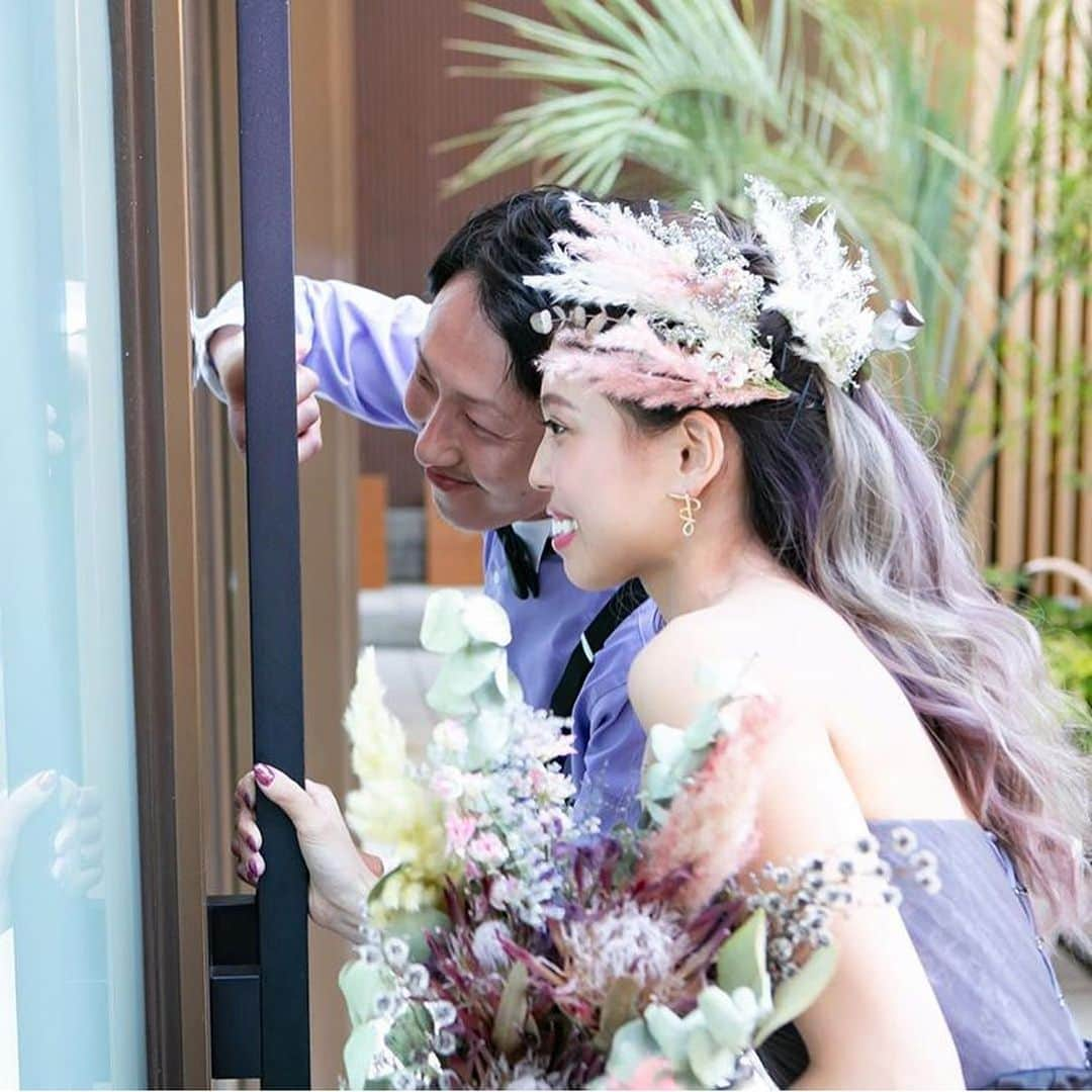 Choole 業界初、オンライン結婚式準備サービスさんのインスタグラム写真 - (Choole 業界初、オンライン結婚式準備サービスInstagram)「#覗き見ショット 👀 みんなにバレないように動画を見ていたそう✨ お色直しのドレスは#ルナーリア だそうです👗 @sacc0430 さんのインスタグラムは他にも素敵なお写真がたくさんありますので、みなさんもぜひ参考にしてみてくださいね💐 . photo by @sacc0430 . この写真の雰囲気に合うプランが 「LINEでスクショを送るだけ」で チュールウェディング(Choole)で見つかる👗  @choole_wedding からHPをチェック  #結婚式演出#披露宴演出#卒花嫁#卒花嫁レポ#挙式#挙式レポ#choole#全国の花嫁さんと繋がりたい#プレ花#花嫁会#ナチュラルウエディング#大人婚#オリジナルウェディング#花嫁準備#結婚準備#プレ花嫁#全国のプレ花嫁さんと繋がりたい#関東花嫁#プレ花嫁準備#おしゃれ花嫁#卒花#結婚式レポ#日本中の花嫁さんと繋がりたい#プレ花嫁さんと繋がりたい#結婚式準備#関西花嫁#2019秋婚#2019冬婚」7月20日 23時01分 - tokihana_wedding