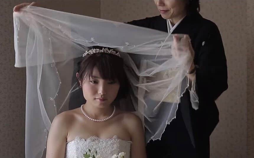 ヴィラデマリアージュさいたまのインスタグラム：「—Party Report— . “La table du Provence” Daisuke & Sachi’s wedding . . 「結婚式には魔法がかかる」 そうおっしゃったのは新郎さんでした . . 普段はなかなか伝えられない想いを . 今まで言葉にできなかった気持ちを . 今日はなんだか素直に伝えられる . . . . 「お母さんと結婚して俺を生んでくれて、ありがとう」 . . あたたかな陽の光に照らされて おふたりが魔法にかかった Bon Mariage. . . #villasdesmariages#ヴィラデマリアージュ#ヴィラデマリアージュさいたま#結婚式レポート#結婚式場#ウェディング#wedding#ブライダルフェア  #式場見学#大宮結婚式場#結婚式場探し#式場探し#南フランス #ウェディングネーム#weddingname#コンセプトウェディング#プレ花嫁#プレ花嫁準備#プレ花嫁さんと繋がりたい#卒花嫁#卒花嫁レポ#卒花嫁さんとも繋がりたい#weddingphotography#weddingphotos#weddingphoto#ウェディングフォト」