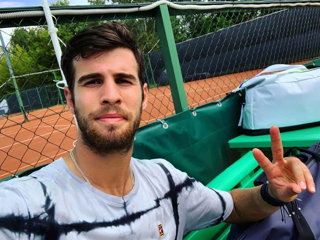 カレン・ハチャノフのインスタグラム：「Work in progress!✌🏻 Feels good to train at home for a few weeks!🇷🇺☀️🌧🎾🙏🏻🙌🏻  // Работаем! Было здорово побыть и потренироваться дома несколько недель! #Training #Preparation #TeamKhachanov」