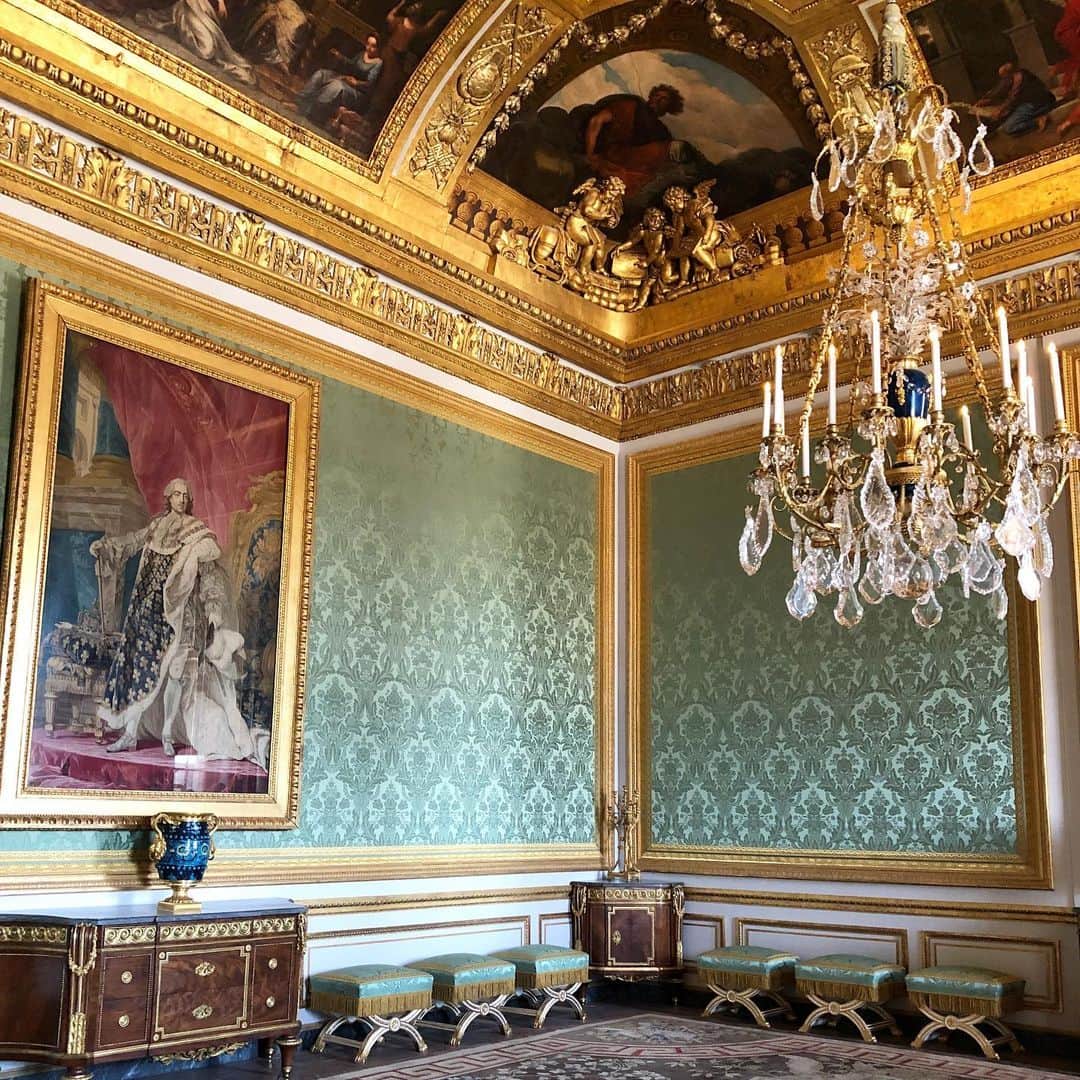 行正り香さんのインスタグラム写真 - (行正り香Instagram)「ヴェルサイユ宮殿に行きました。本で何度も見て、カラオケEnglishのイラストを完成させるときにに、真似してきた色。24色の色鉛筆では表現できない大人っぽさを、アニメだからこそ加えたかった。この宮殿はこれからもたくさんの建築家やデザイナーのお手本になっていくのだろうな。これからブルゴーニュの方に。おいしい白ワインを飲みたいと思います^_^#rikayukimasa#行正り香#ベルサイユ宮殿#フランス」7月20日 23時10分 - rikayukimasa