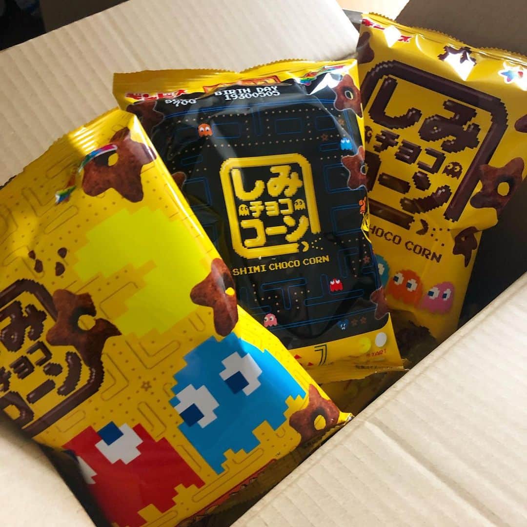 馬渕史香のインスタグラム：「当たったーーー❗️❗️ 届いたーーー😍😍😍 ギンビスさんの最高のお菓子 しみチョココーンとパックマンのコラボ記念のキャンペーンに応募したら当選したよー🎉 . ありがとうございます🙇‍♀️🙇‍♀️🙇‍♀️ . 今年、こうゆうキャンペーンで運使い過ぎとる気がする😳 . にしても、24袋って量多いー🤣 しかも1袋がまあまあ大きいのよ🍫 . ご近所さんで欲しい人はおすそ分けするので、LINEください🙋‍♀️」