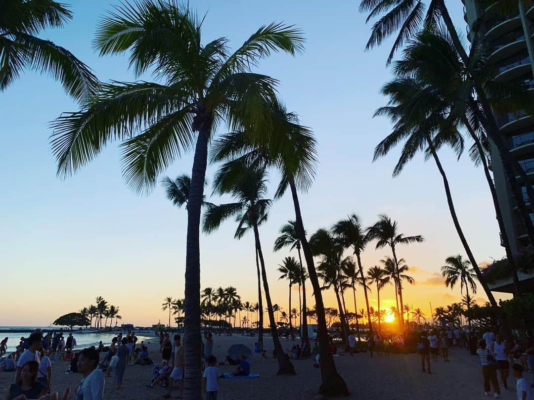 村上沙織さんのインスタグラム写真 - (村上沙織Instagram)「Hiltonの花火🎆 はじめて近くで見たー♥️♥️花火が始まるまでビーチに⛱綺麗なサンセット♥️♥️♥️♥️ 暗くなる寸前まで泳いでる人たくさんいたので、子供達は案の定入りたくなってしまいました😱😱 明日は夕暮れの海に入ろう🐳♥️ #hawaii#hawaiilife #haiitrip」7月20日 23時10分 - rosysaorimonster