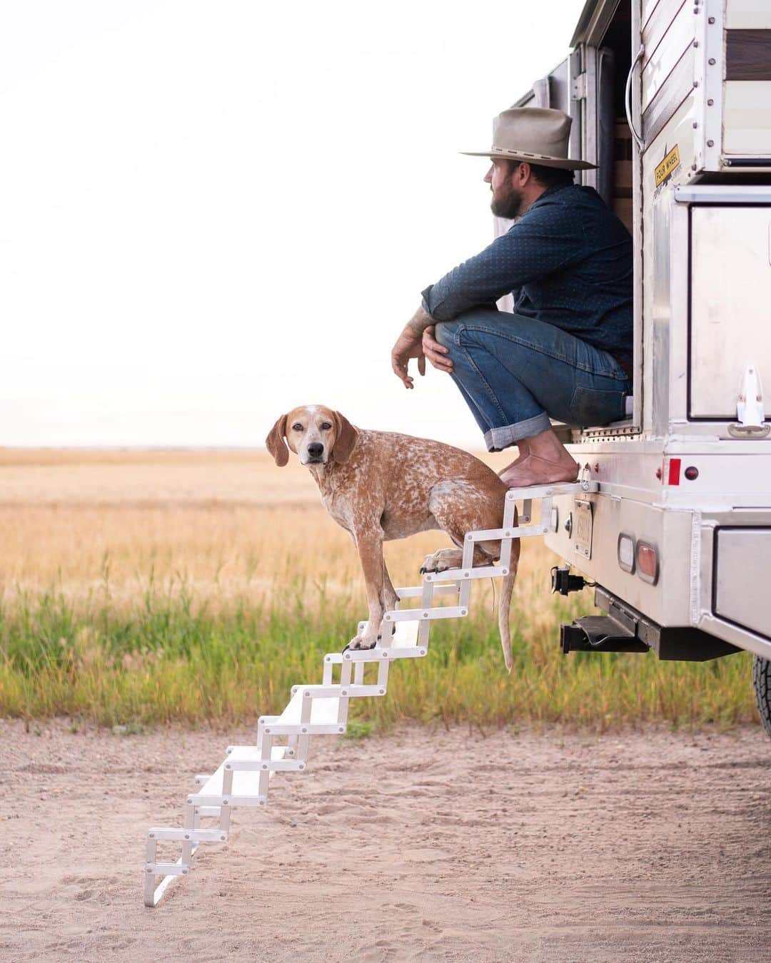 マディのインスタグラム：「We got a back porch y’all! These folding stairs are so lovely ✨ I haven’t been letting Maddie jump in and out of the adventure rig for a few moons for the sake of her joints, so being able to just open the door in the morning and she can just trot out on out feels like a dang dream!」
