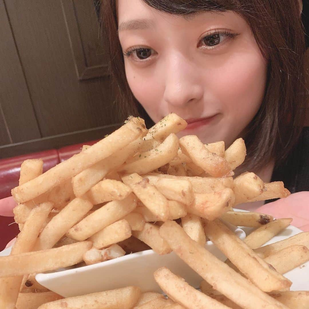 三秋里歩（小谷里歩）さんのインスタグラム写真 - (三秋里歩（小谷里歩）Instagram)「. 山盛りポテト🍟🍟🍟🍟🥺 私の大好きなアンチョビ味❤︎ アンチョビ〜アンチョビ〜アンチョビ〜」7月20日 23時25分 - ripopo_824