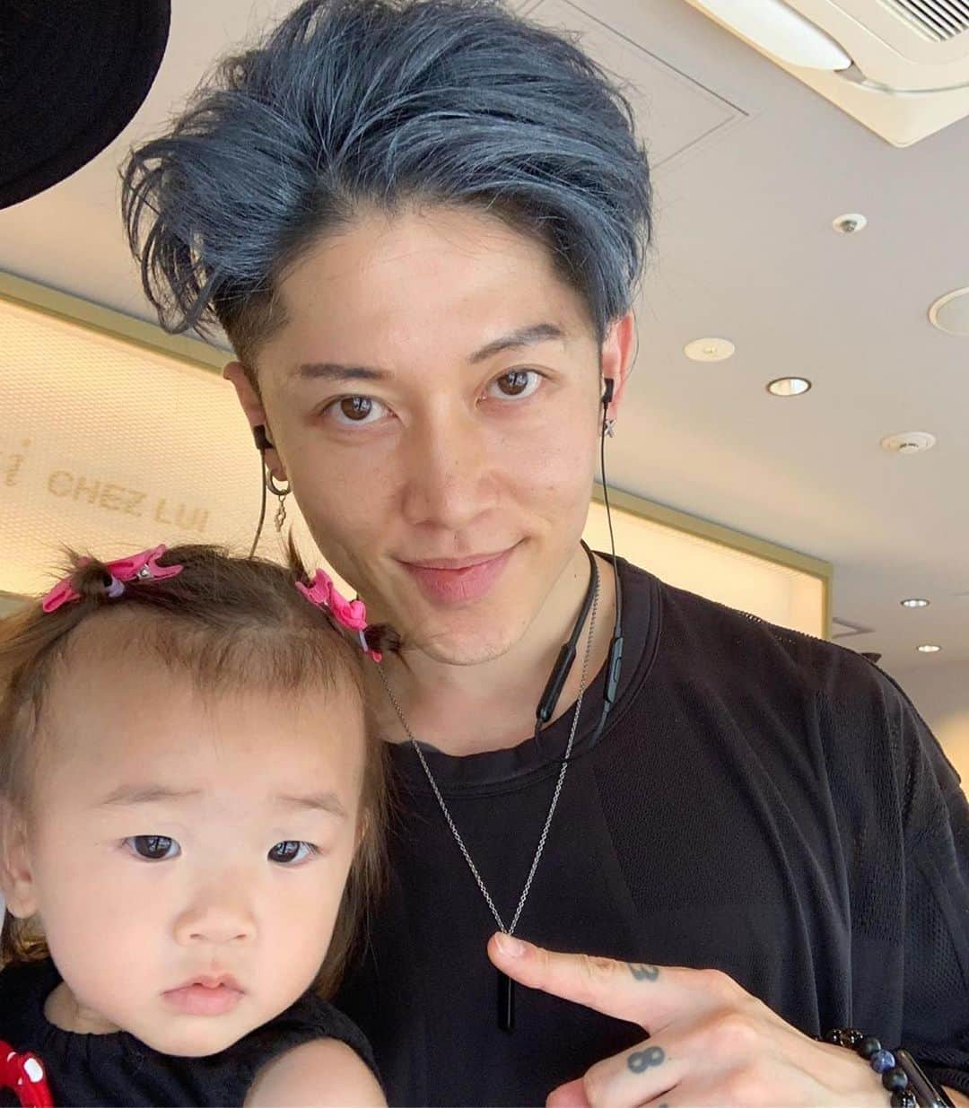 雅-MIYAVI-さんのインスタグラム写真 - (雅-MIYAVI-Instagram)「お義父さん、よろしくお願いします...。ってなんでやねん（笑）ベッピンさんになりますよーに！😘 #Repost @roar_guns 娘の彼氏候補♡ @miyavi_ishihara  #miyavi」7月20日 23時18分 - miyavi_ishihara