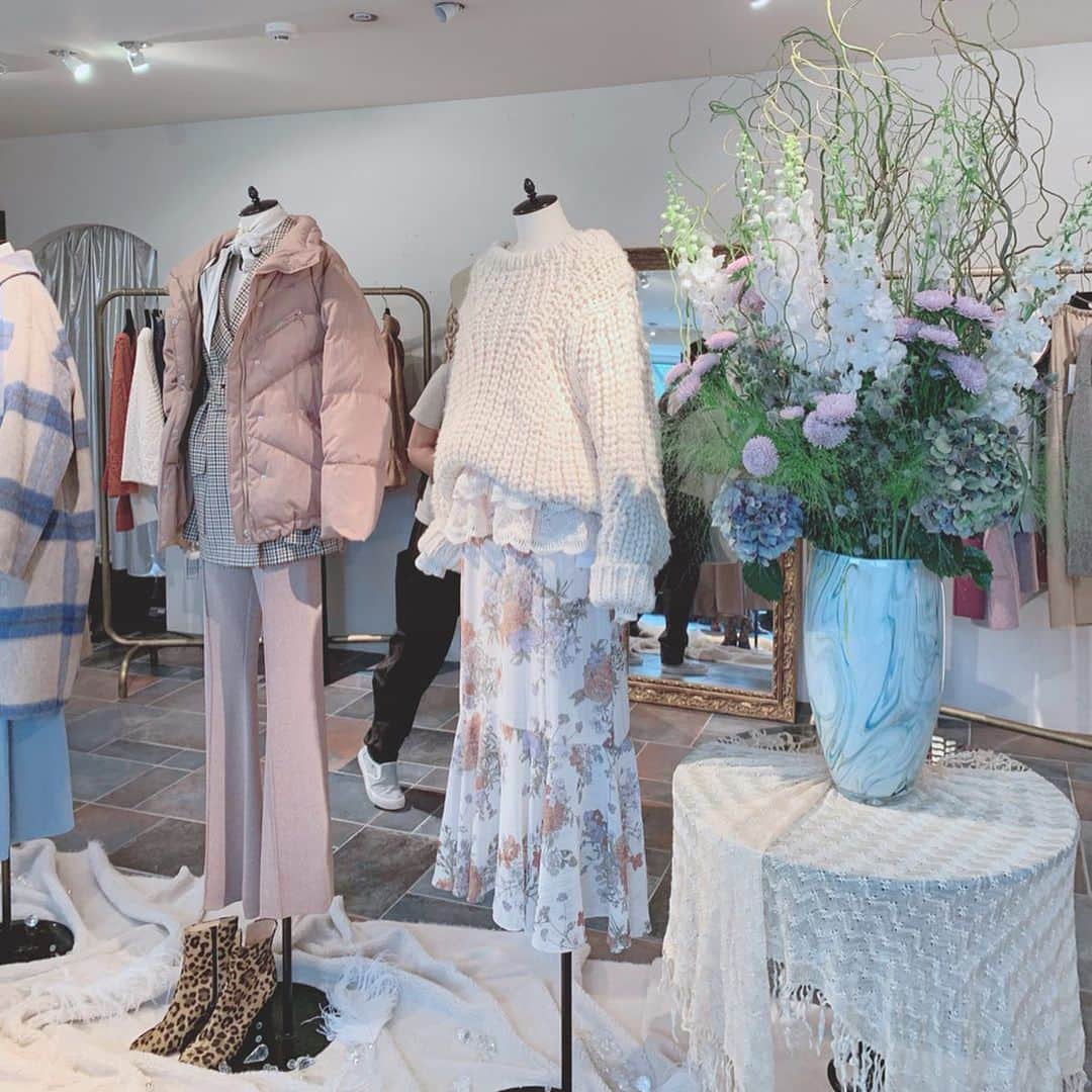 橋本聖子さんのインスタグラム写真 - (橋本聖子Instagram)「@nine_official_pr の展示会では、こちらのトップスとニットをオーダーしたよ💕👧 . 袖口の広がりや、首元のデザインがとっても可愛かったです💋 . #ファッション #展示会 #冬服 #急いでる日は一つ結びがち」7月20日 23時26分 - _seikohashimoto