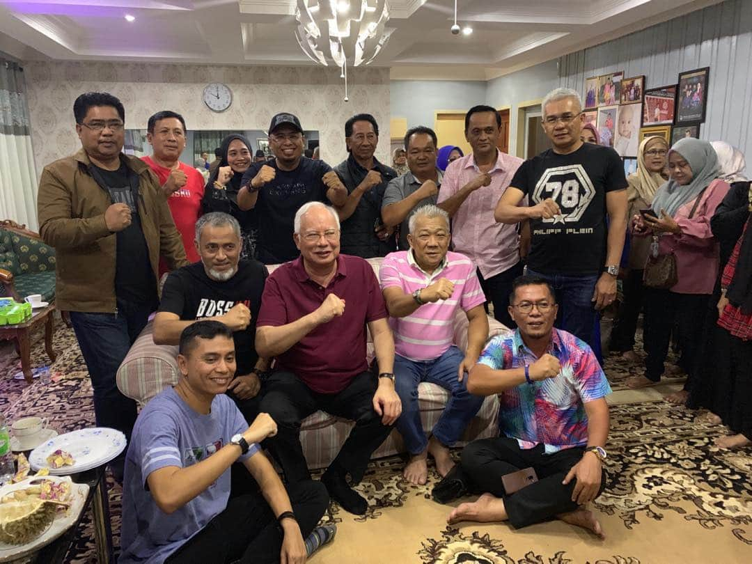 ナジブ・ラザクさんのインスタグラム写真 - (ナジブ・ラザクInstagram)「Bersama dgn 13 Ketua2 UMNO Bhg Sabah dirumah Ketua UMNO Kalabakan, Andy . Semangat mereka tinggi 👍」7月20日 23時29分 - najib_razak