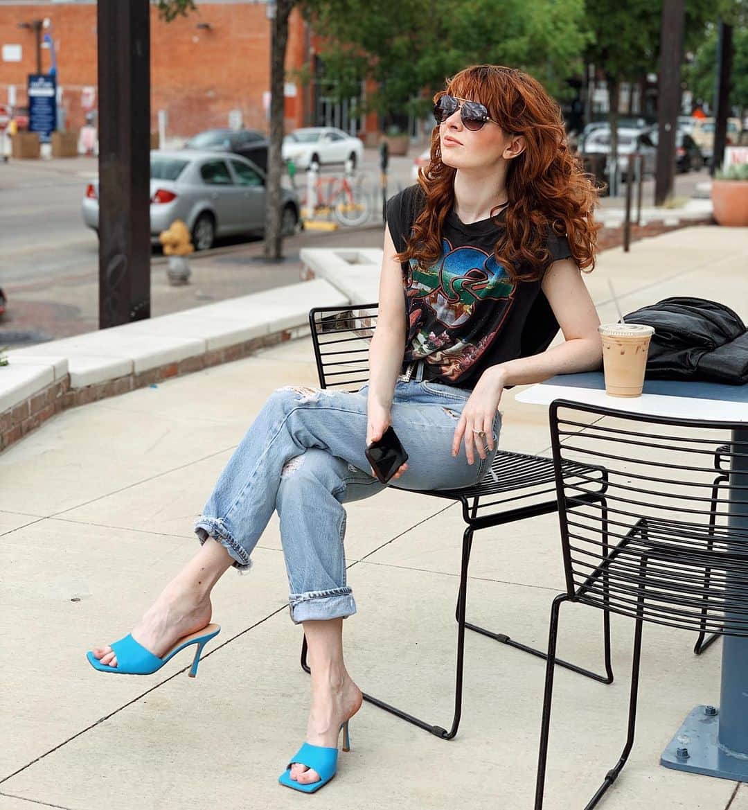 ジェーン・アルドリッジのインスタグラム：「Weekend mode 😎 thrifted Yes shirt and my pretty new @bottegaveneta mules ❤️」