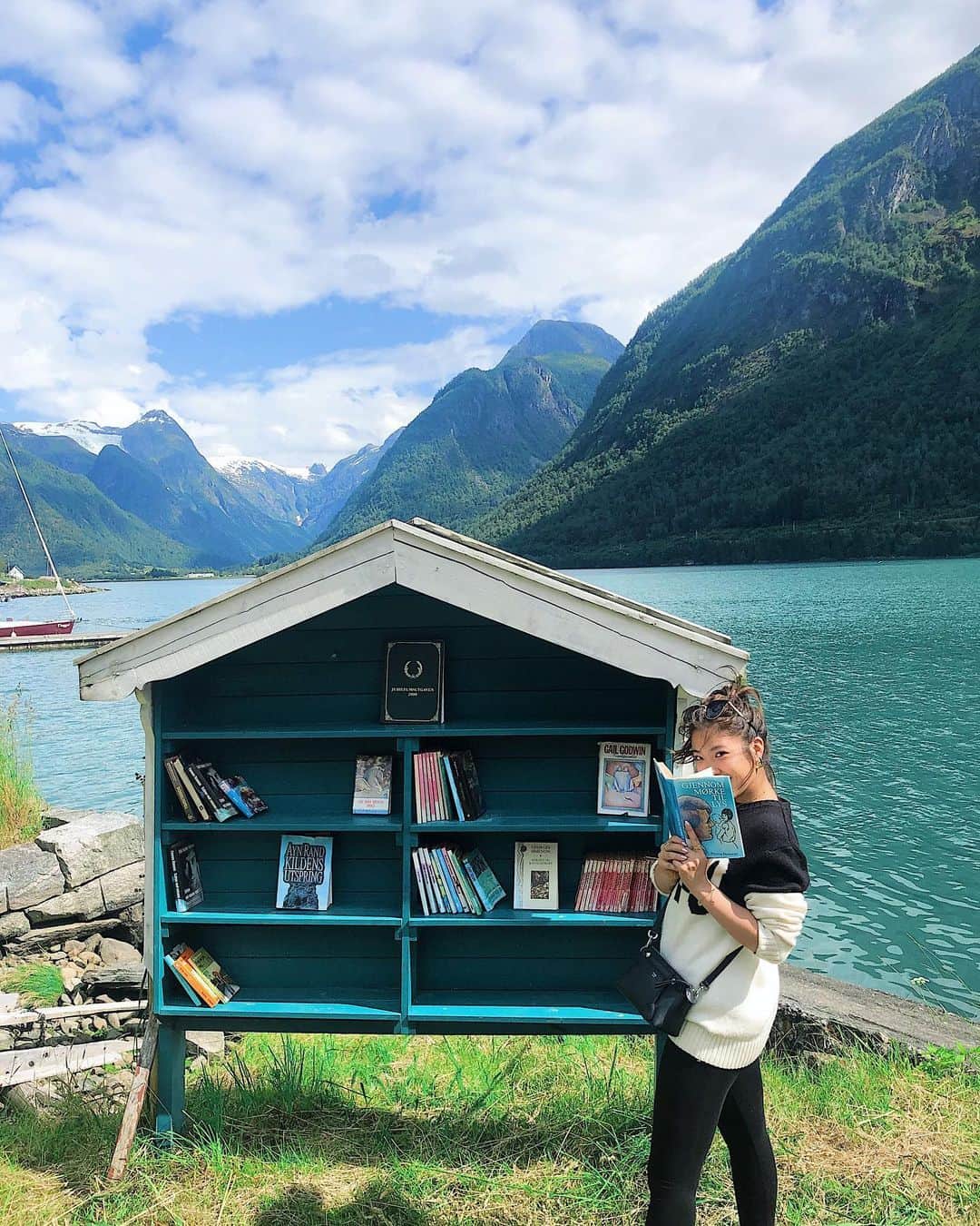 齊藤澪菜さんのインスタグラム写真 - (齊藤澪菜Instagram)「この湖の周りの街はオープンテラスの本屋さんがたくさん、、夢みたいな場所だった📚🍃🥰 #norway」7月20日 23時31分 - rena62s