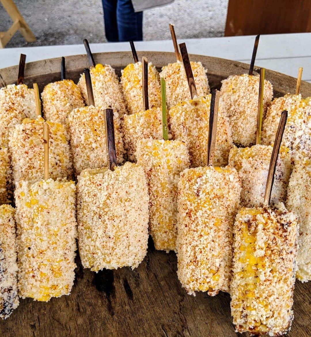 マーサ・スチュワートさんのインスタグラム写真 - (マーサ・スチュワートInstagram)「When it comes to summer entertaining, there’s no outdoor gathering like one on @marthastewart48’s Bedford farm. Last week, our founder hosted an outdoor soirée featuring a delicious themed menu. “We ate delicious Mexican fare prepared by @chefaronc. There were many great garnishes for the tacos, the tostados, and the quesadillas pico de gallo, salsa verde (tomatillo), nopalitos, baby cilantro, and salsa Roja picante.” - Martha. Swipe the gallery + check out more details on #themarthablog at the link in bio!👆🏼 #regram via @marthastewart48」7月20日 23時31分 - marthastewart