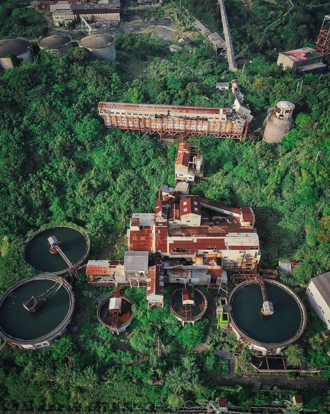 啝 （わ）のインスタグラム：「Abandoned coal preparation plant 𓆲 𓆲 𓆲 #droneoftheday #djimavicpro #djiglobal #drone #dronephotography #dronestagram #dji #topdronephotos #fromwhereidrone #wedroneasia #droneosoar #skyhilife  #japan_urbex #JJ_URBEX #jp_gallery #kf_urbandonedmasks #KINGS_ABANDONED #m3xtures #Meistershots #moodygrams #nature_takes_over #natures_reclaim #ominous_perfection #pr0ject_uno #rsa_preciousjunk #savethedecay #sfx_decay」