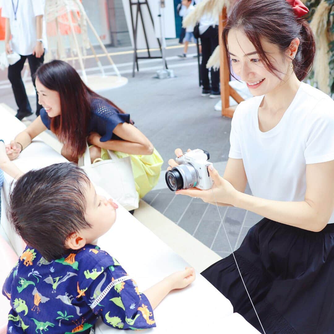 Mayuko Watanabe 渡辺真由子さんのインスタグラム写真 - (Mayuko Watanabe 渡辺真由子Instagram)「二子玉川で開催している『Kiss Mama ＆ Kids Photo Park』に行ってきました😊✨ ・ このイベントではスタッフさんから丁寧に使い方を教えて頂きながらミラーレスカメラ「EOS Kiss M」を試してみることができます😊👍 私も遊んでいる息子を撮らせて頂きました♡ 簡単に背景にぼかしを入れつつ、色鮮やかな写真を撮ることが出来て嬉しいです😍💕 ・ その他にも幅広い年齢の子供が遊べそうなスペースがあり、ワークショップでは、子どもの写真を綺麗に撮るフォトレッスンをしてくれたり🎶 夏休み、第一のお出かけスポットとしてもオススメですよ☺️❣️ 明日21日まで開催しているのでぜひ行ってみて下さい〜😁 @with.kiss  #kissmamaになろう#キヤノン#ミラーレスカメラ#子連れおでかけ#mamagirl#PR#mama#ママ#息子#子育て#子育て中ママ#二子玉川」7月20日 23時34分 - watanabe_mayuko