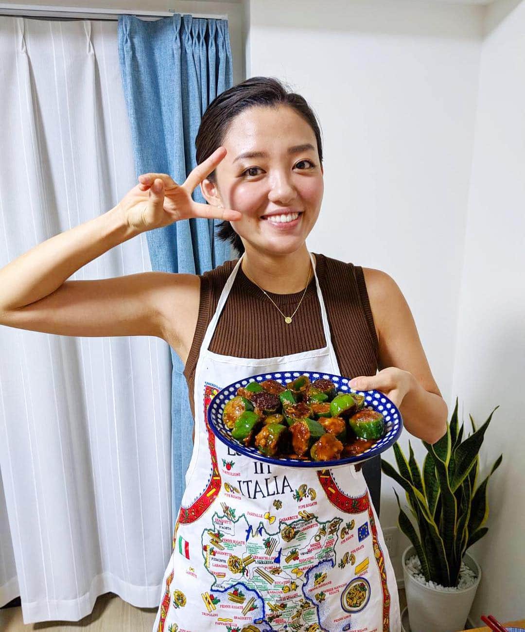 阿部優貴子のインスタグラム：「台湾からの留学生のしーちゃんが、日本の家庭料理を教えてほしいとのことで、我が家に👩‍🍳 リクエストは、ハンバーグ、ピーマンの肉詰め、筑前煮w大学院にいる日本人男性にアンケートをとったところ、人気だったのがこの３つだったみたいです😂😂 * ピーマンの肉詰め、初めて作ったけど、めちゃハマった🥰✌️✌️ ビールに合うおかずって、幸せ。笑 * * #あべゆきごはん #ビールに合う料理 #たまらん #ピーマンの肉詰め」