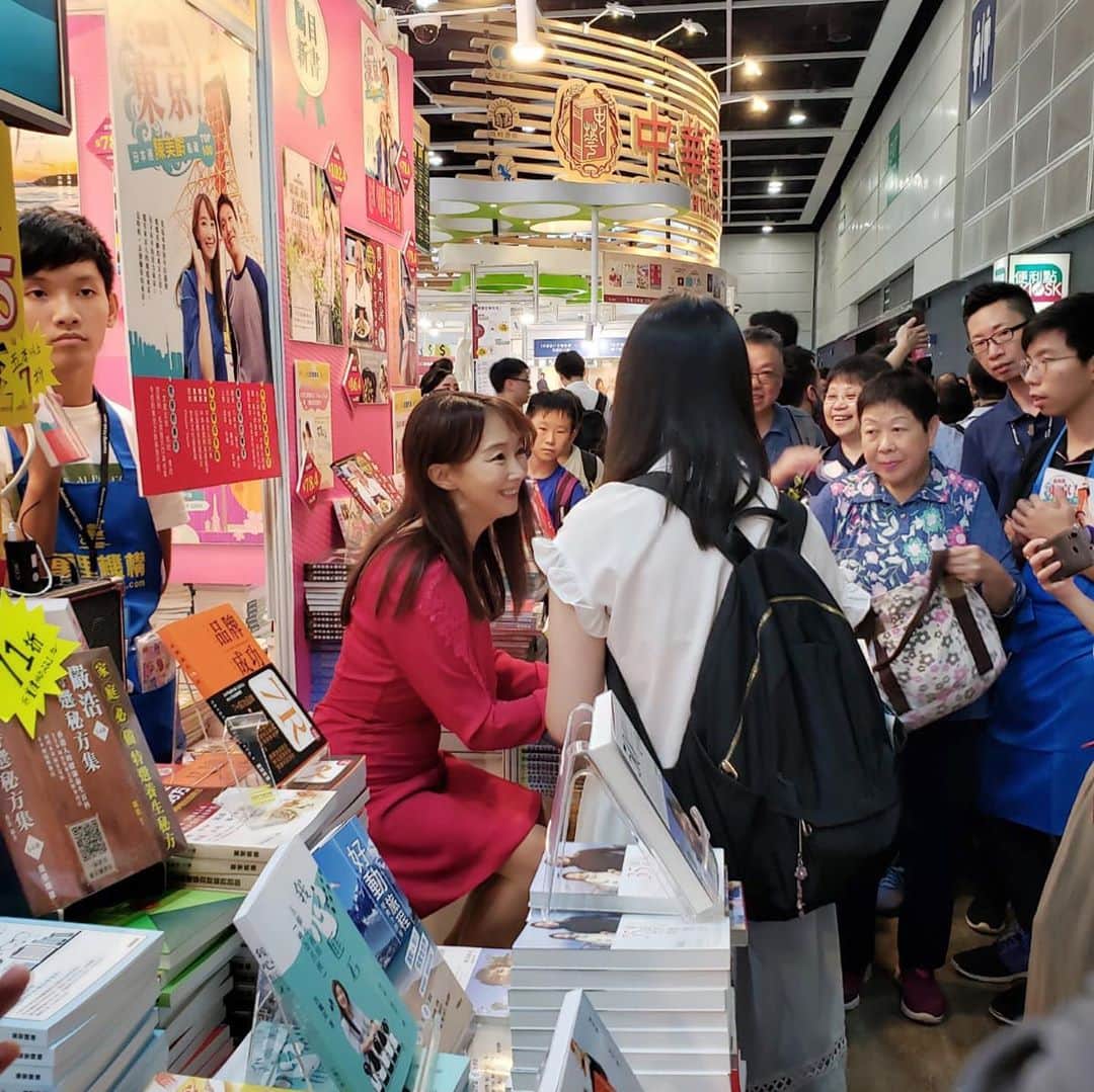 アグネス・チャンさんのインスタグラム写真 - (アグネス・チャンInstagram)「Lots and lots of people came to my book signing. My guide book is one of the top ten best selling books of the Hong Kong Book Fair!」7月20日 23時45分 - agneschan1