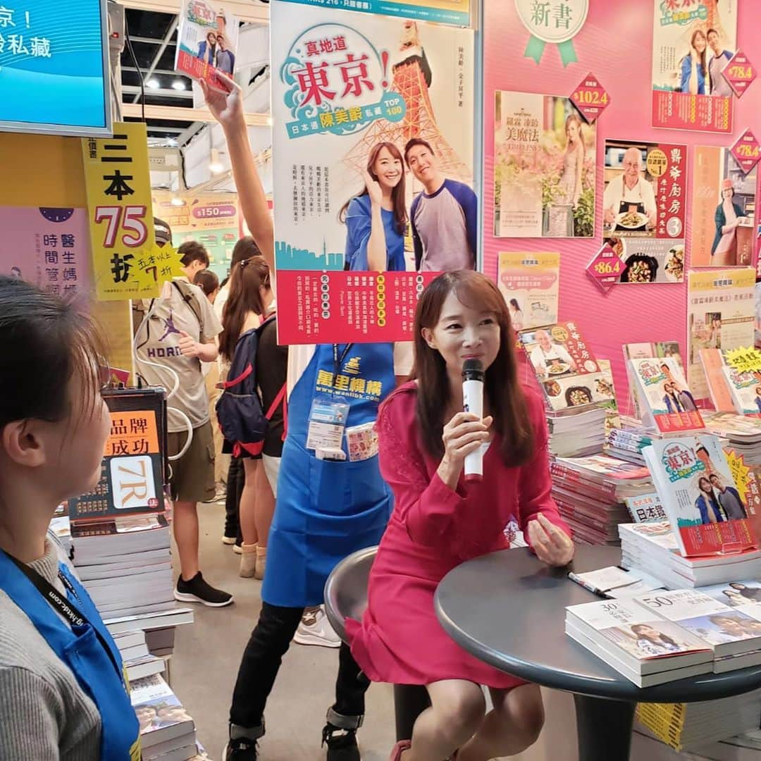 アグネス・チャンさんのインスタグラム写真 - (アグネス・チャンInstagram)「Lots and lots of people came to my book signing. My guide book is one of the top ten best selling books of the Hong Kong Book Fair!」7月20日 23時45分 - agneschan1