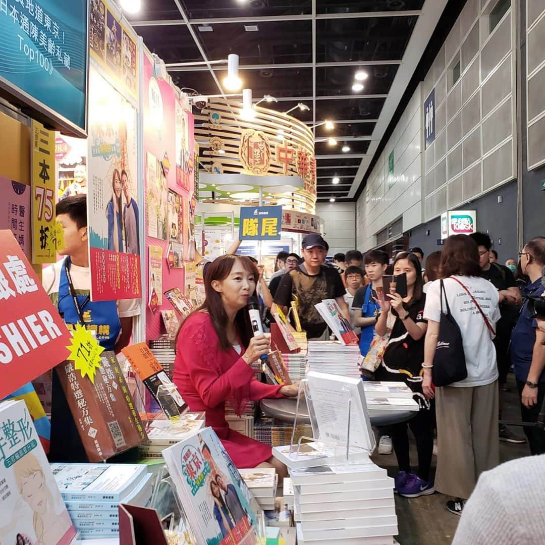 アグネス・チャンさんのインスタグラム写真 - (アグネス・チャンInstagram)「Lots and lots of people came to my book signing. My guide book is one of the top ten best selling books of the Hong Kong Book Fair!」7月20日 23時45分 - agneschan1