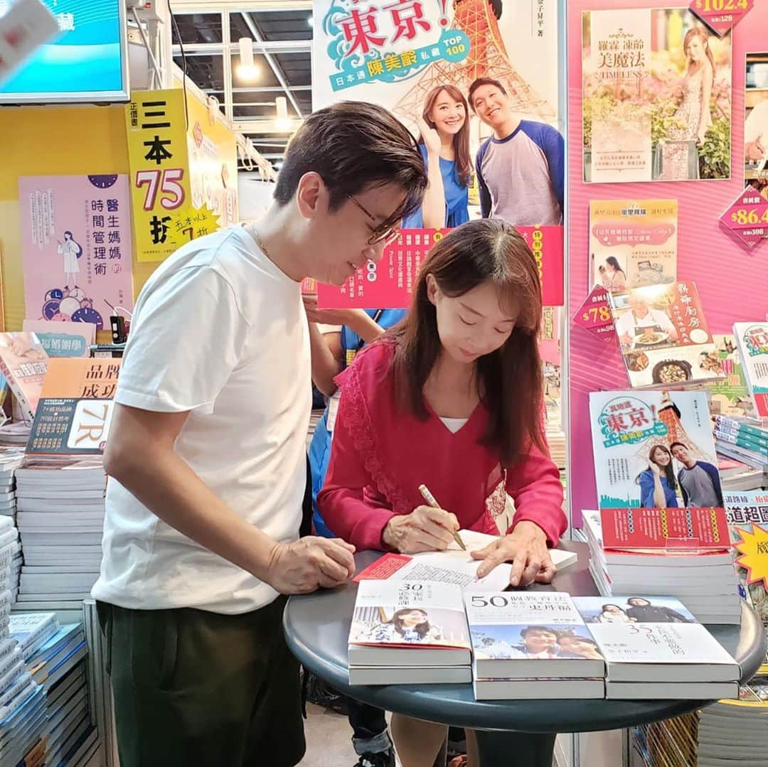 アグネス・チャンさんのインスタグラム写真 - (アグネス・チャンInstagram)「Lots and lots of people came to my book signing. My guide book is one of the top ten best selling books of the Hong Kong Book Fair!」7月20日 23時45分 - agneschan1