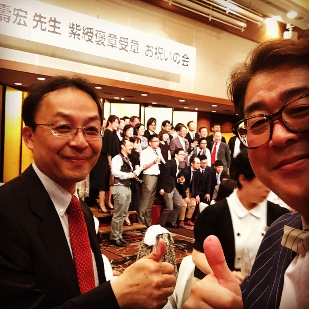多賀公人さんのインスタグラム写真 - (多賀公人Instagram)「今日は神戸大学MBA指導教官で恩師の金井壽宏先生の紫綬褒章受章のお祝い会で司会をさせて頂きました。日本の組織論、リーダーシップ論の第一人者、参加者もアカデミックの世界で大活躍されてる大学の先生ばかり。私はまだまだ井の中の蛙。もっともっと頑張らねばと思える素晴らしい夜でした。金井先生、本当におめでとうございます㊗️私までチョー嬉しいです😆  #神戸大学 #mba #金井壽宏 #紫綬褒章  #kobe #happy #time #love #friend  #キャリア #多賀公人 #アナウンサー  #ユイコミュニケーションラボ #おめでとうございます #yes」7月20日 23時46分 - kimito_taga