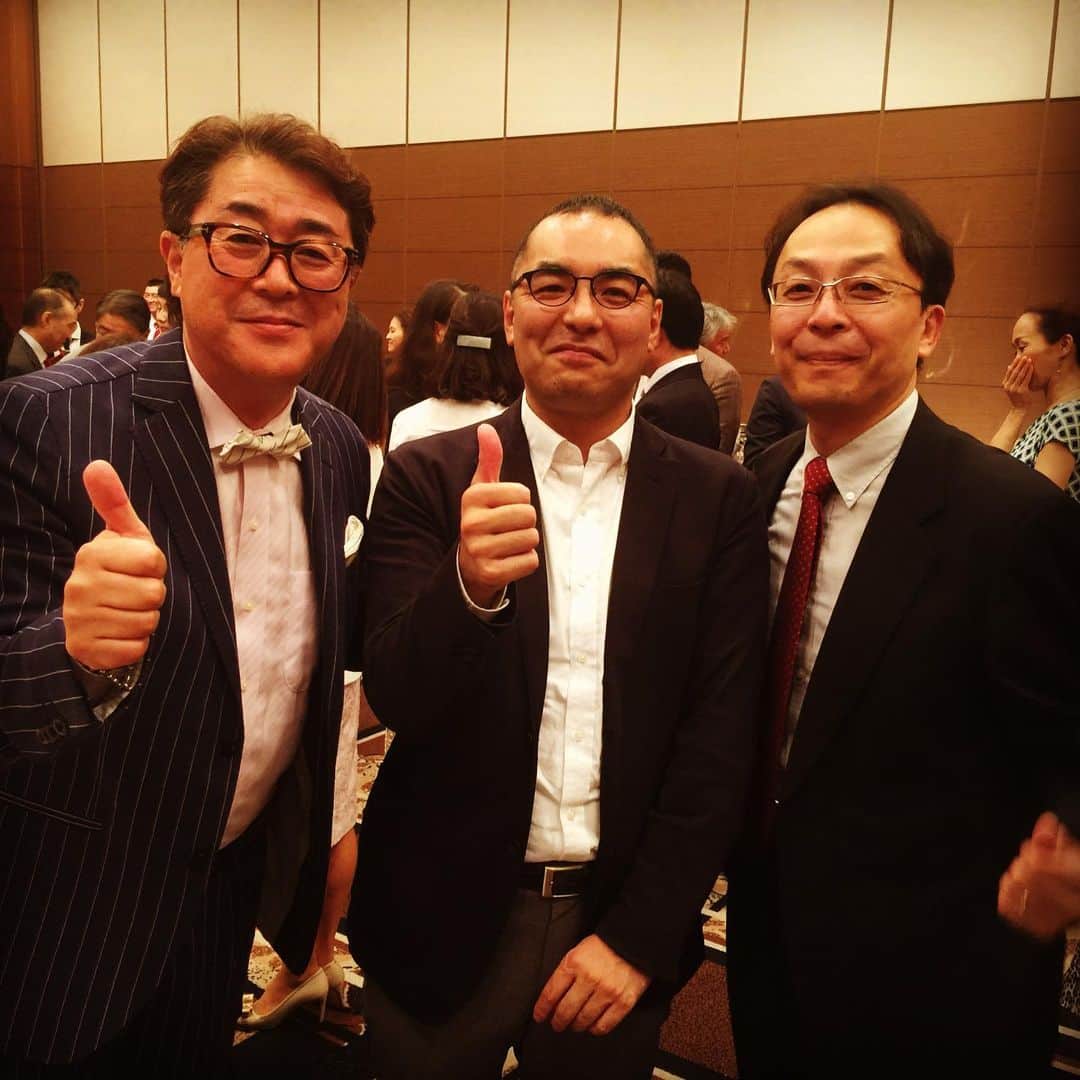多賀公人さんのインスタグラム写真 - (多賀公人Instagram)「今日は神戸大学MBA指導教官で恩師の金井壽宏先生の紫綬褒章受章のお祝い会で司会をさせて頂きました。日本の組織論、リーダーシップ論の第一人者、参加者もアカデミックの世界で大活躍されてる大学の先生ばかり。私はまだまだ井の中の蛙。もっともっと頑張らねばと思える素晴らしい夜でした。金井先生、本当におめでとうございます㊗️私までチョー嬉しいです😆  #神戸大学 #mba #金井壽宏 #紫綬褒章  #kobe #happy #time #love #friend  #キャリア #多賀公人 #アナウンサー  #ユイコミュニケーションラボ #おめでとうございます #yes」7月20日 23時46分 - kimito_taga