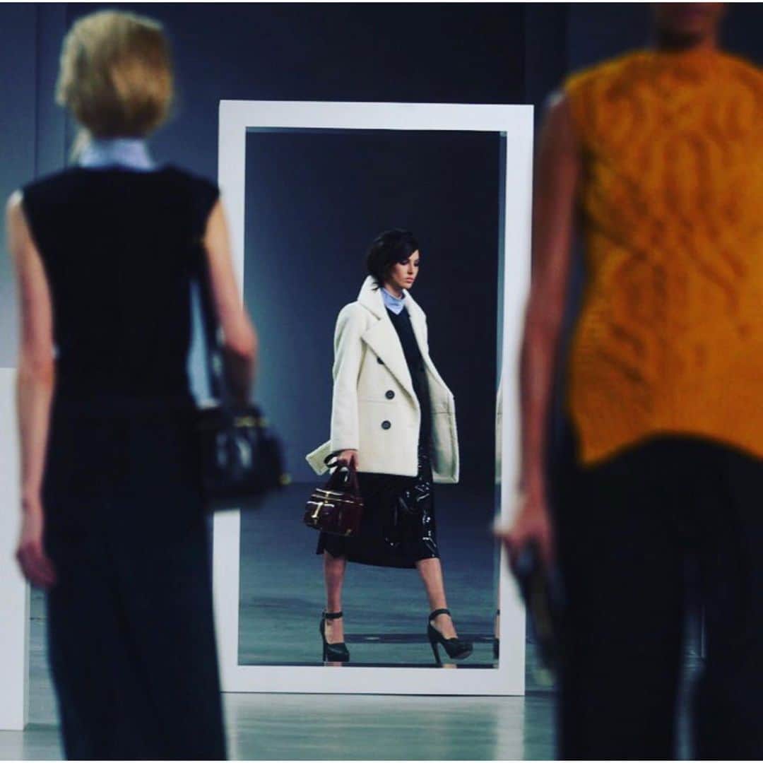 デレク ラムのインスタグラム：「Derek Lam Collection last season will be Prefall 2019. A look back at some of my inspirations: simple geometry, humble decoration: Ellsworth Kelly, the patchwork of an American quilt, “form follows function”, the playfulness of shadows....」