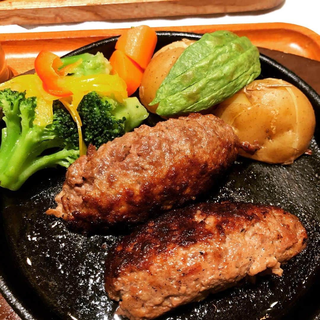 ホテル宮島別荘さんのインスタグラム写真 - (ホテル宮島別荘Instagram)「ホテル宮島別荘の上田です。 広島のショッピングセンターLECTの中にある、いしがまや ハンバーグに行ってきました！ お肉は柔らかく肉汁もしっかり詰まっててとても美味しかったです！！ダブルもあるので食べ応えは抜群です🙌 ハンバーグを食べたい時はおすすめです🤗 #広島#宮島#LECT#いしがまやハンバーグ#ホテル宮島別荘#宮島別荘」7月20日 23時51分 - _miyajima_villa