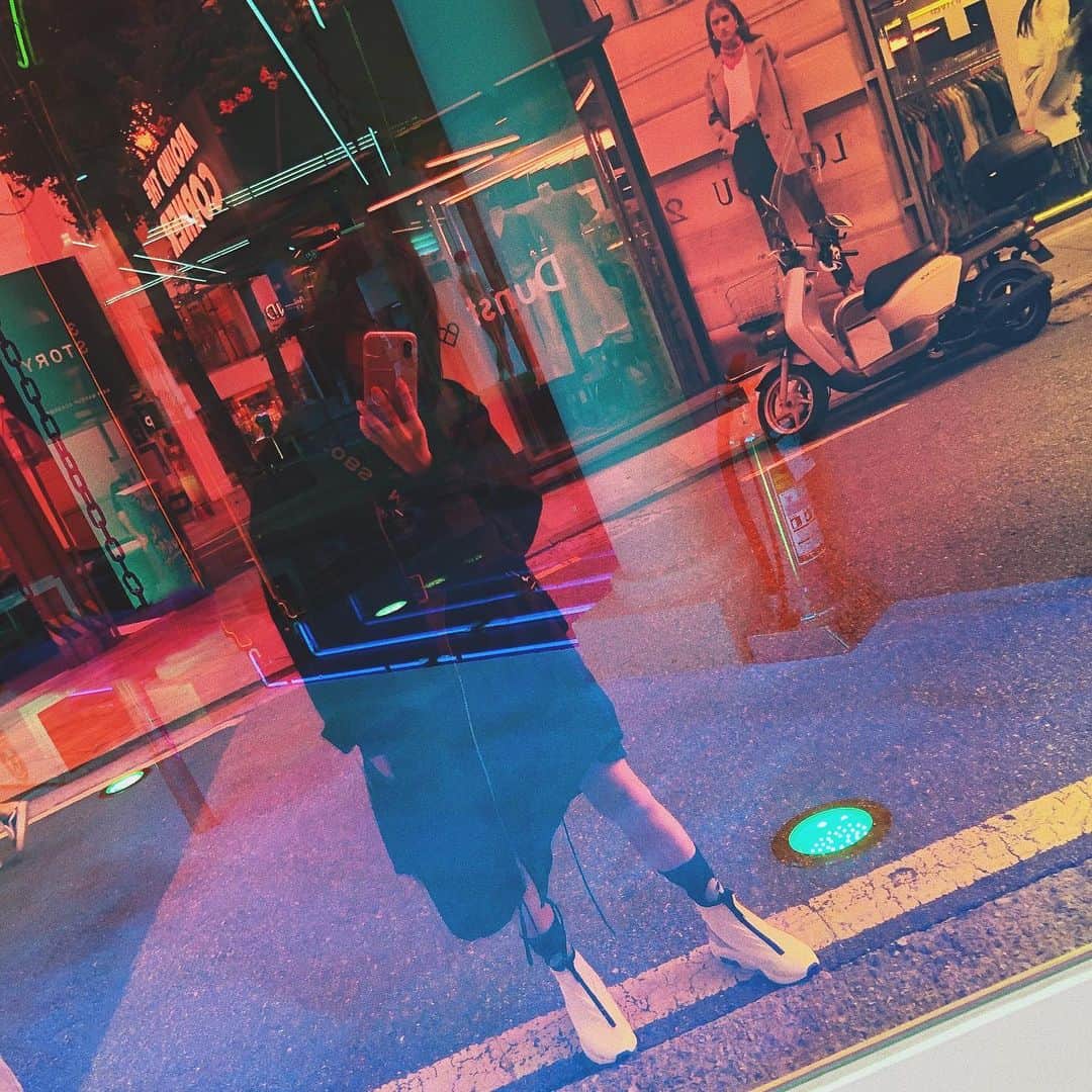 真山りかさんのインスタグラム写真 - (真山りかInstagram)「.﻿ ﻿ 色々﻿ ﻿ #colorful﻿ ﻿ #お店の窓で写真撮ってる人いたから真似してみた﻿ ﻿ #鏡にしちゃうあるある﻿ ﻿ #まやまにあ﻿ ﻿ .」7月20日 23時54分 - ma_yama_official