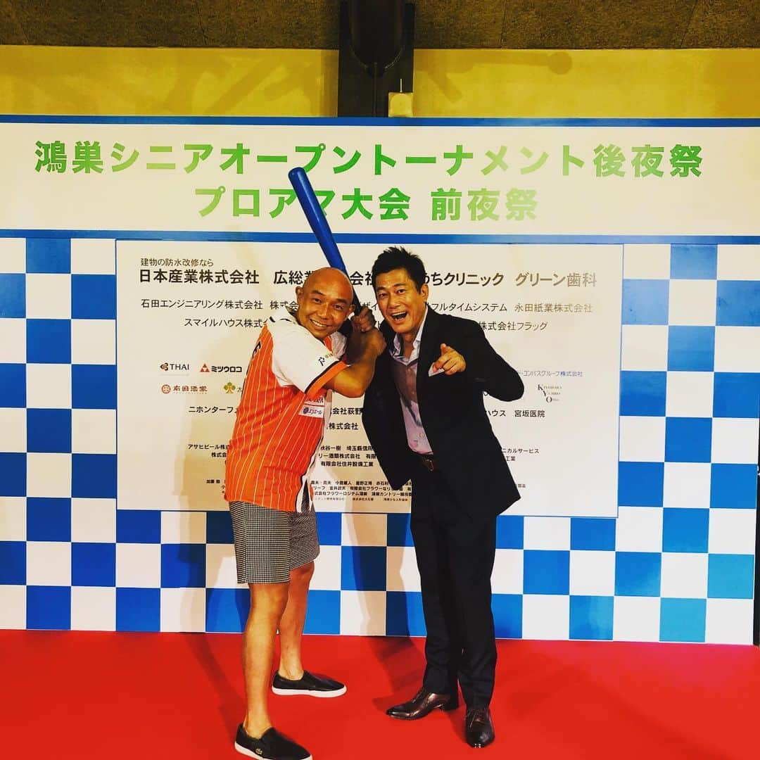 のインスタグラム：「鴻巣シニアオープントーナメント 後夜祭 プロアマ大会前夜祭  #mc#シニアプロ達のぶっちゃけトーク #芸人さん達の余興#鴻巣c.c.クラブハウス内  写真は去年よりピン芸人として活動中の #そうすけ (ex360°モンキーズ) くんと #マニアックすぎて伝わらないものまね  鴻巣グリーン夏祭り大成功❗️ 来年も是非 第２回を👍」