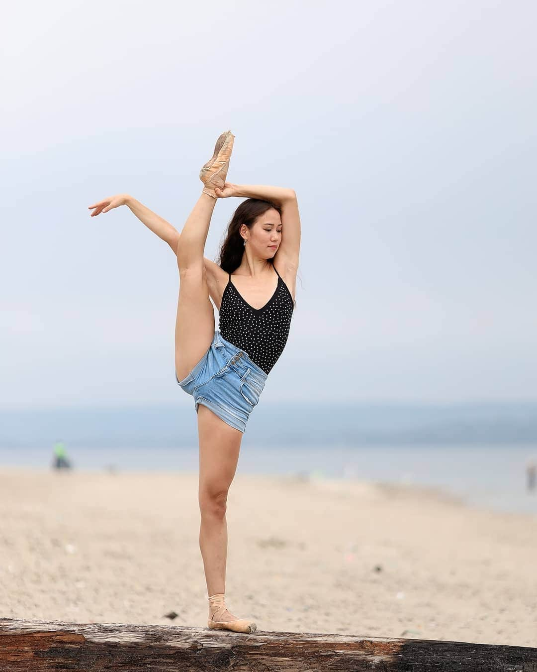 Lily Saito (齊藤莉理)さんのインスタグラム写真 - (Lily Saito (齊藤莉理)Instagram)「"Listen to your body"  The motto that helped me gain my mental health back the past year. As dancers, we know how to push passed our limits to the point of exhaustion. We all need to remind ourselves that there is a difference between being lazy and being mindful. We all need time off, we all need to just remind ourselves that we all deserve a break from it all once in a while. #StepBackSaturday  STAY HYDRATED and COOL y'all ❤ #HappyWeekend |📸 @dtufino_photo |」7月20日 23時56分 - lilysaito_