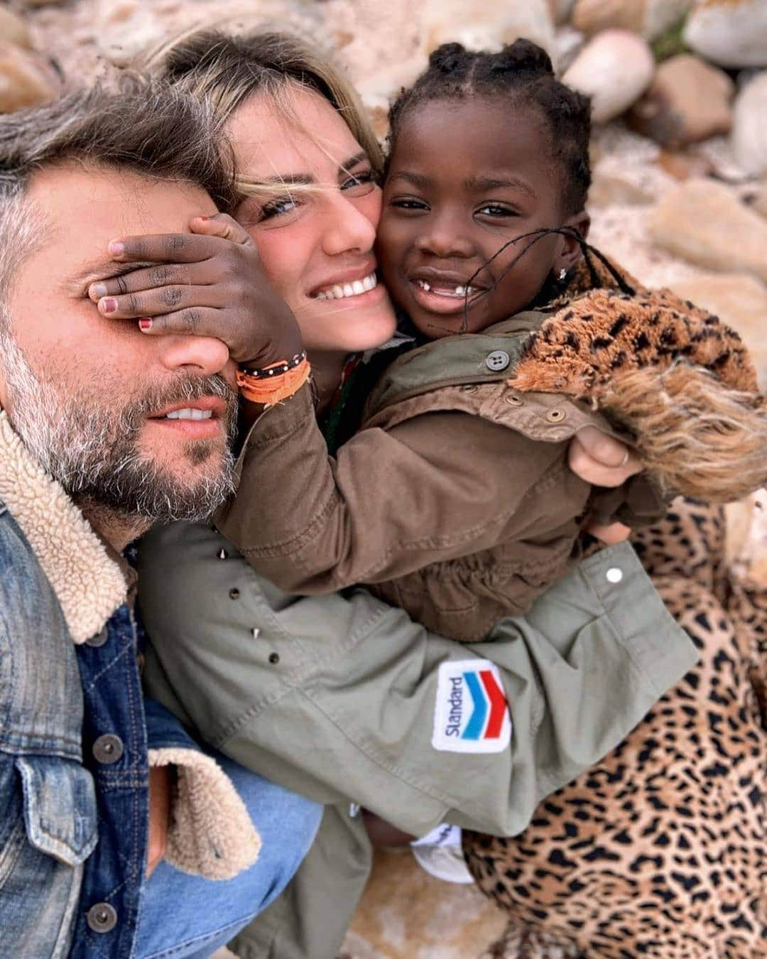 Bruno Gagliassoさんのインスタグラム写真 - (Bruno GagliassoInstagram)「❤🌈🌻 #Repost @gio_ewbank • • • E há quem diga que todo o amor do mundo não cabe numa foto... 💖✨🌈 AMO VCS MEUS AMORES! Vcs são minha vida!!!」7月20日 23時56分 - brunogagliasso