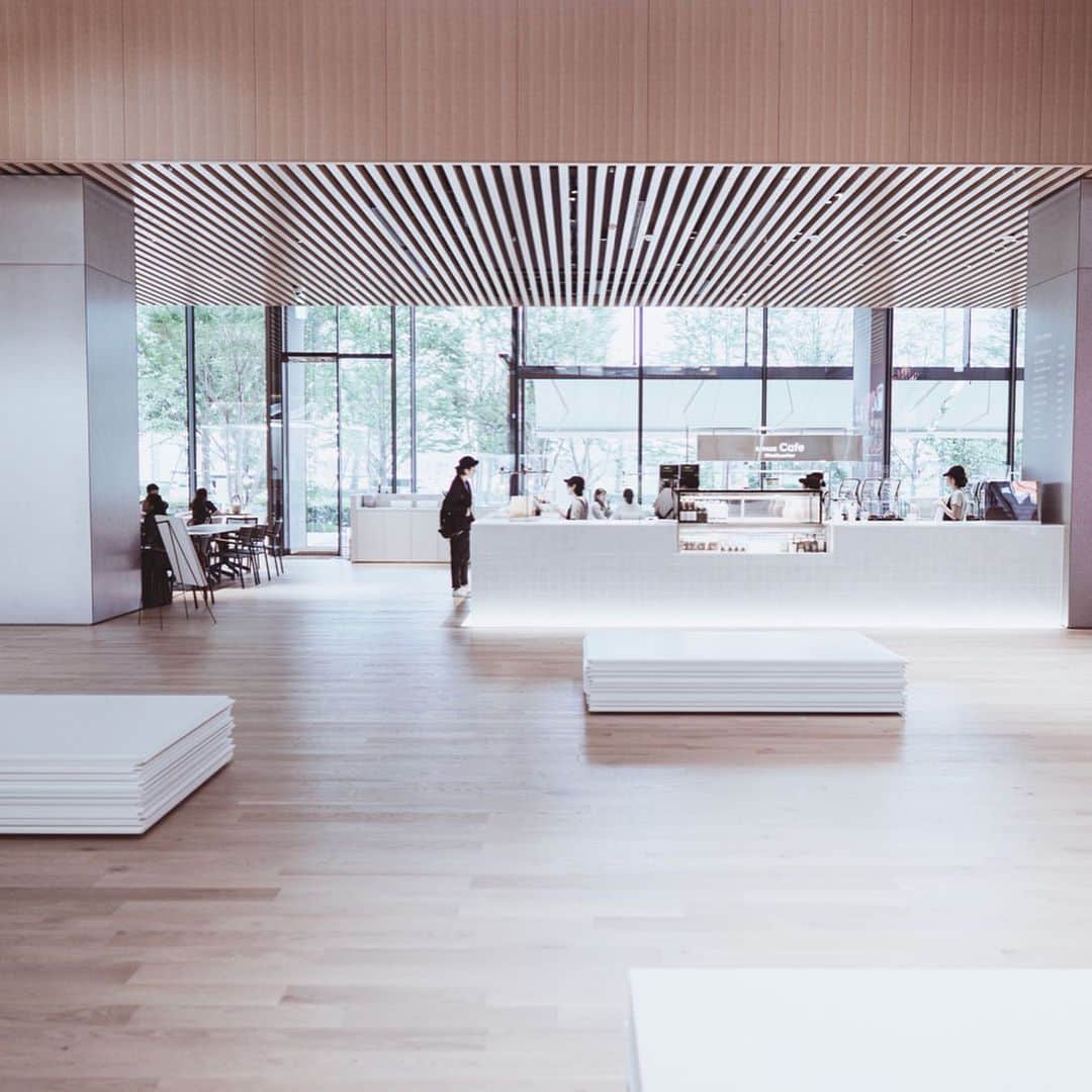 市川渚さんのインスタグラム写真 - (市川渚Instagram)「Shiseido Global Innovation Center, S/PARK @shiseidospark ﻿ ﻿ ﻿ ﻿ 今日は @sheis_jp のトークイベントで前から気になっていた資生堂の研究施設、S/PARK にお邪魔してきました。﻿ ﻿ 施設の1,2階は誰でも入れるオープンスペースとカフェ、ミュージアムとなっていて、プロダクト、サイエンス、デザイン、歴史等さまざまな側面から美に対するインスピレーションを体験しながら得られる設計がなされていて、とても楽しかった…きっと性別問わず楽しめるはず。﻿ ﻿ 1Fのカフェは資生堂パーラーによる野菜中心のお食事がカジュアルに頂けるそうで、平日土日関わらずランチどきは特に大人気なのだとか。スムージーを頂いたのですが美味しかった😊夜はお酒も出してるらしいのでまたあらためて来てみたいな〜﻿ ﻿ そして、噂にはきいていたけれど、入ってすぐに視界を覆う16K(!)のSony製のLEDヴィジョンが本当に圧巻でした…﻿ ﻿ ﻿ 施設のことばかりかいてしまったけれど、今日のトークイベントは学びやひらめきをたくさん得られて本当に楽しかった…後日She isでレポートが公開されるみたいなのでぜひお楽しみに、です。﻿ ﻿ ﻿ ﻿ #shiseidospark#shiseido#spark#yokohama#minatomirai#資生堂spark#資生堂#みなとみらい#新高島#横浜#a7iii#sonya7iii#sonyalpha7iii#sonya#sonyalpha#carlzeisslenses#carlzeiss#batis25」7月20日 23時56分 - nagiko