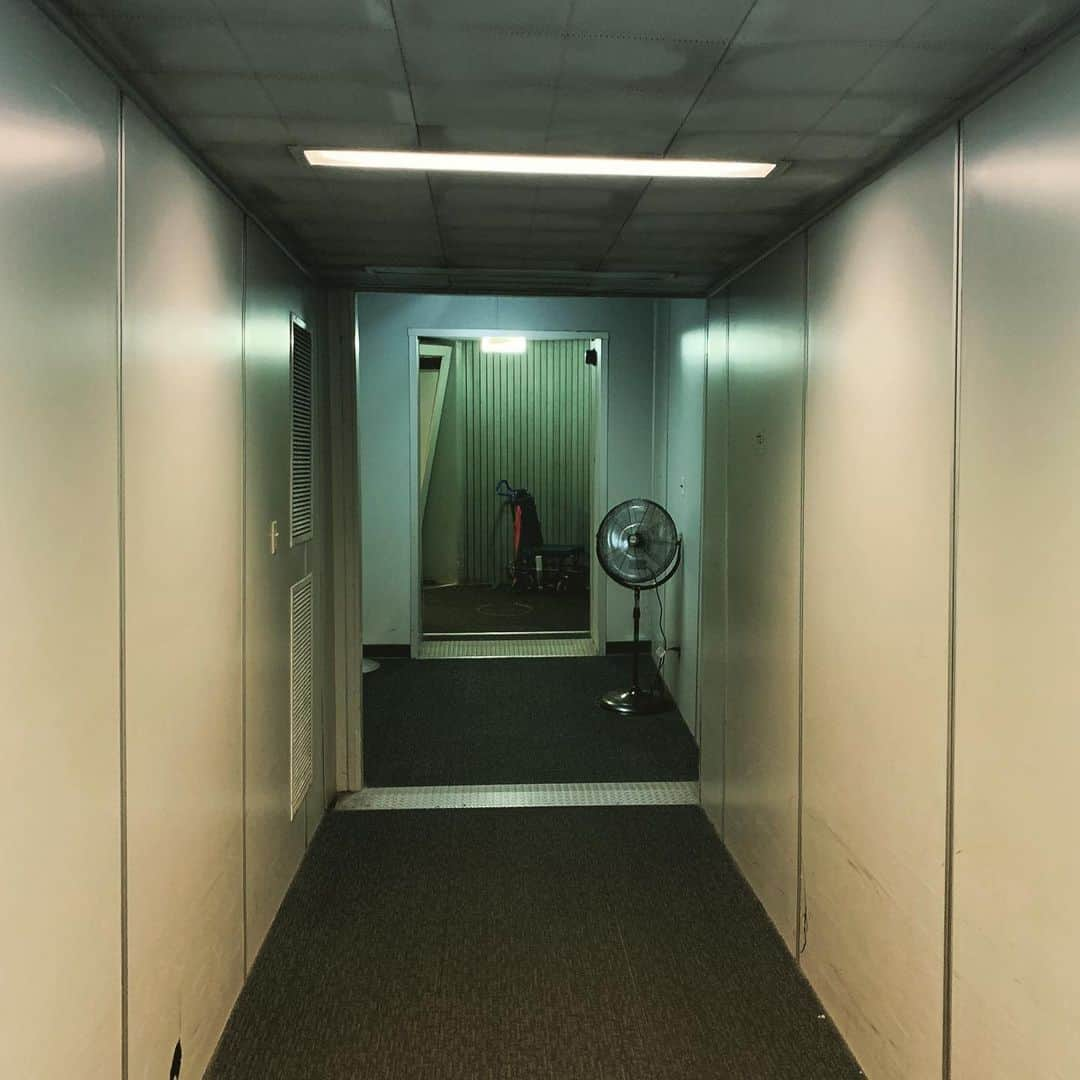 ポール・アデルスタインさんのインスタグラム写真 - (ポール・アデルスタインInstagram)「From the minds of Guillermo Del Toro & David Lynch comes....this terrifying jetway.」7月21日 0時07分 - pauladelstein