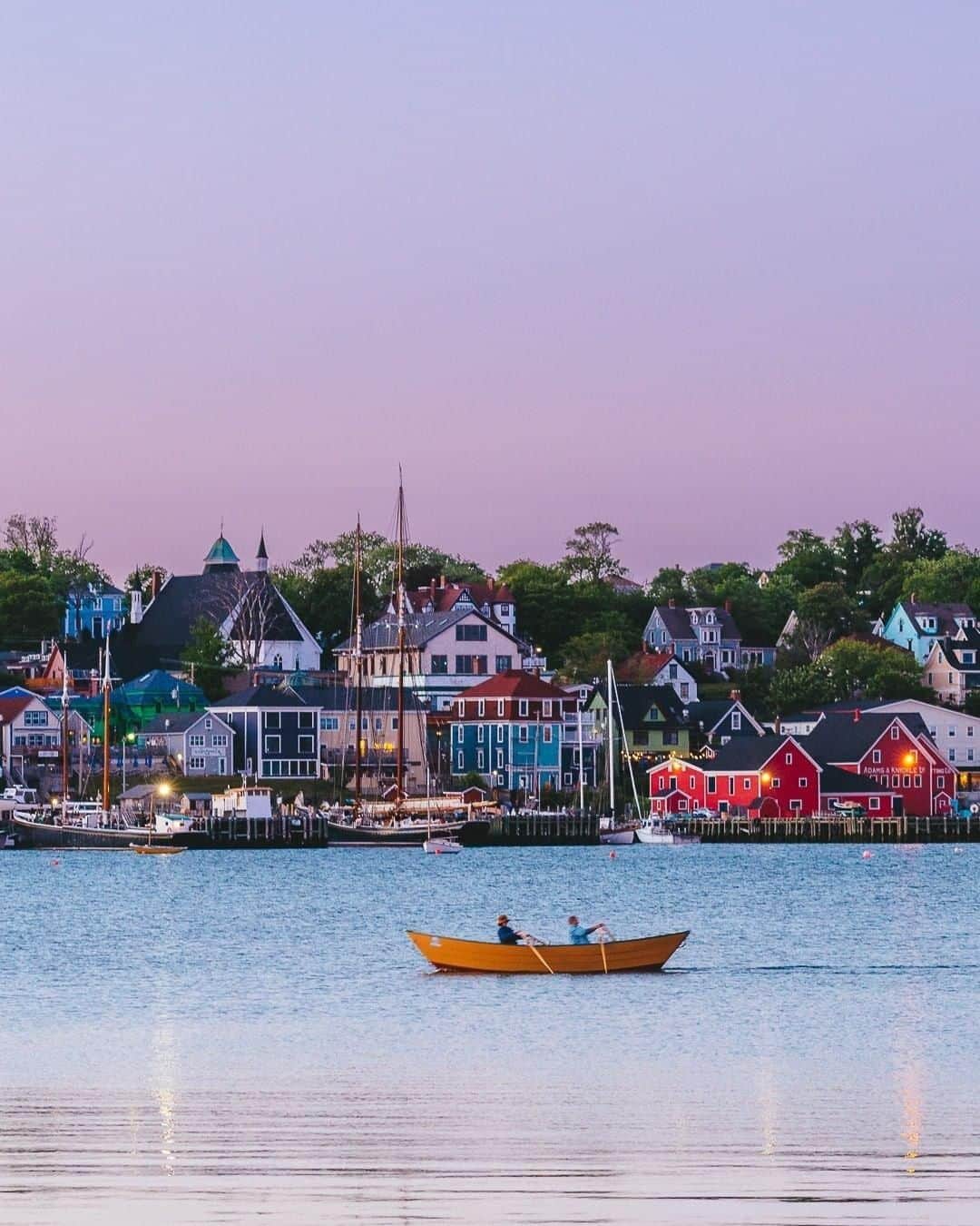 Explore Canadaさんのインスタグラム写真 - (Explore CanadaInstagram)「“Established in 1753, this UNESCO World Heritage Site of Lunenburg is such a charming town, and we arrived just in time for the sunset too. As a bonus, the famed Bluenose II was also here when we arrived—can you spot her in this image?” - @smaku⁠ #ExploreCanada ⁠ .⁠ 📷: @smaku⁠ 📍: Lunenburg, @visitNovaScotia⁠ .⁠ #VisitNovaScotia #Lunenburg⁠ ⁠」7月21日 0時00分 - explorecanada