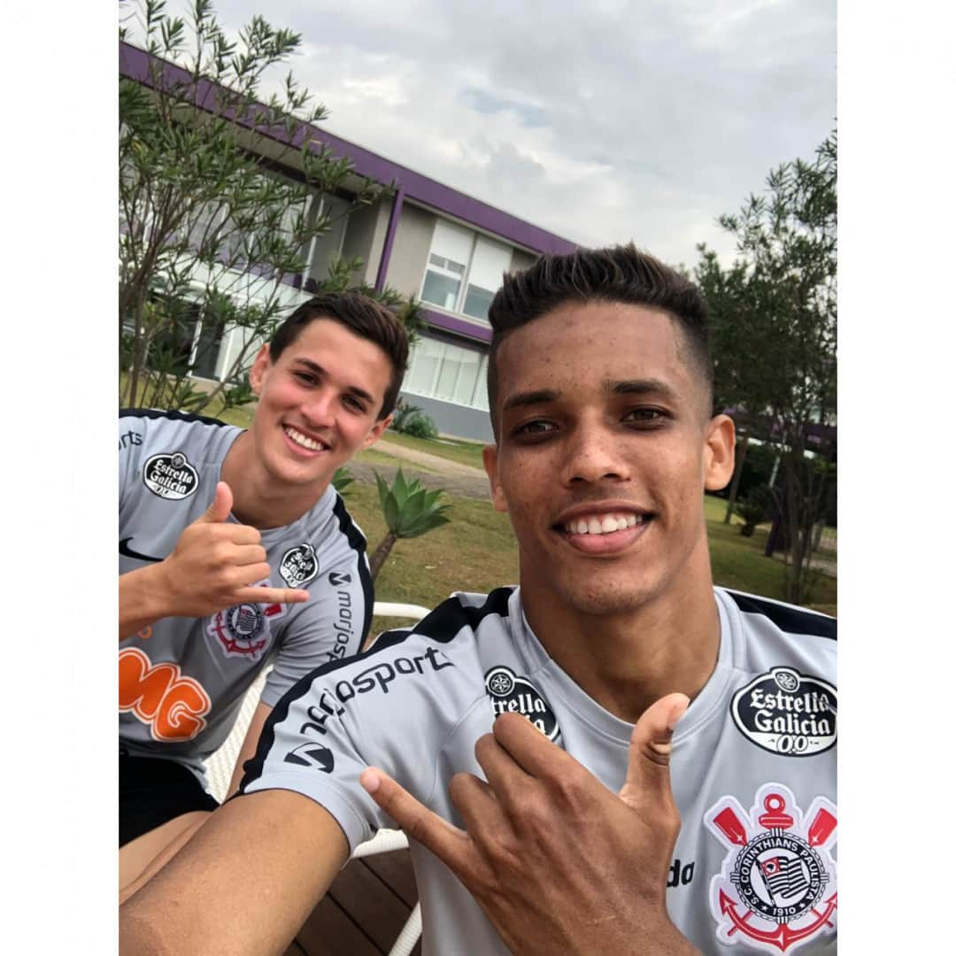 コリンチャンスさんのインスタグラム写真 - (コリンチャンスInstagram)「Esses caras sempre tiveram muito entrosamento, dentro e fora dos gramados! #DiaDoAmigo #VaiCorinthians」7月21日 0時00分 - corinthians