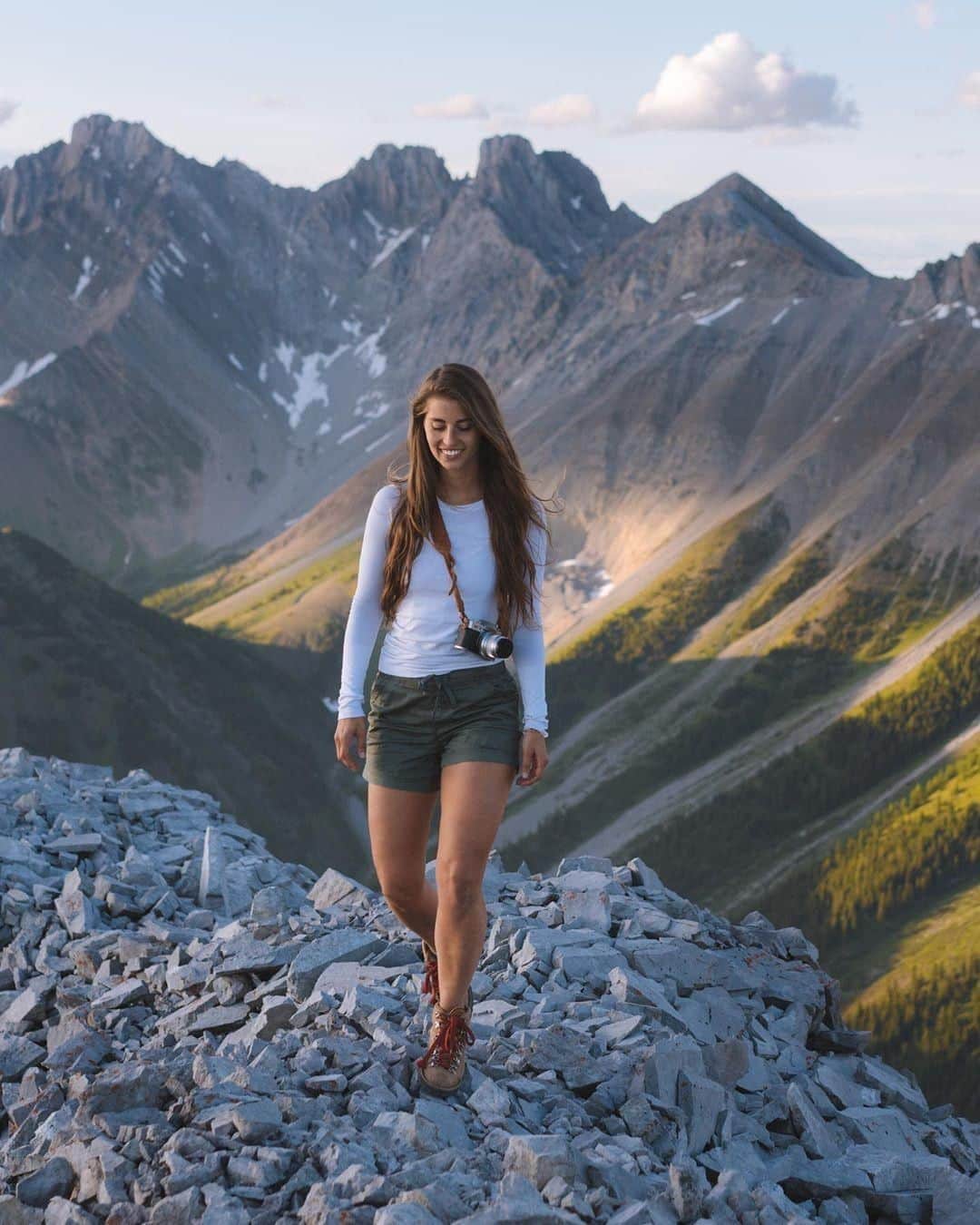 エディー・バウアーさんのインスタグラム写真 - (エディー・バウアーInstagram)「The Rockies can be quite — rocky🏔. Get a boot that can handle the hike. #LiveYourAventure 📷: @vagabondhearts」7月21日 0時00分 - eddiebauer